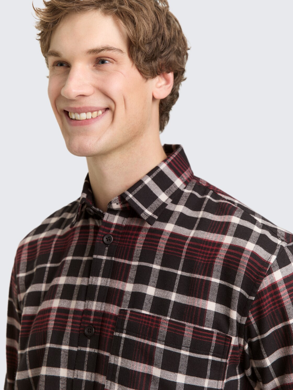 Relaxed Fit Hemd mit Karomuster - black red white check - Detail-Model-Ansicht