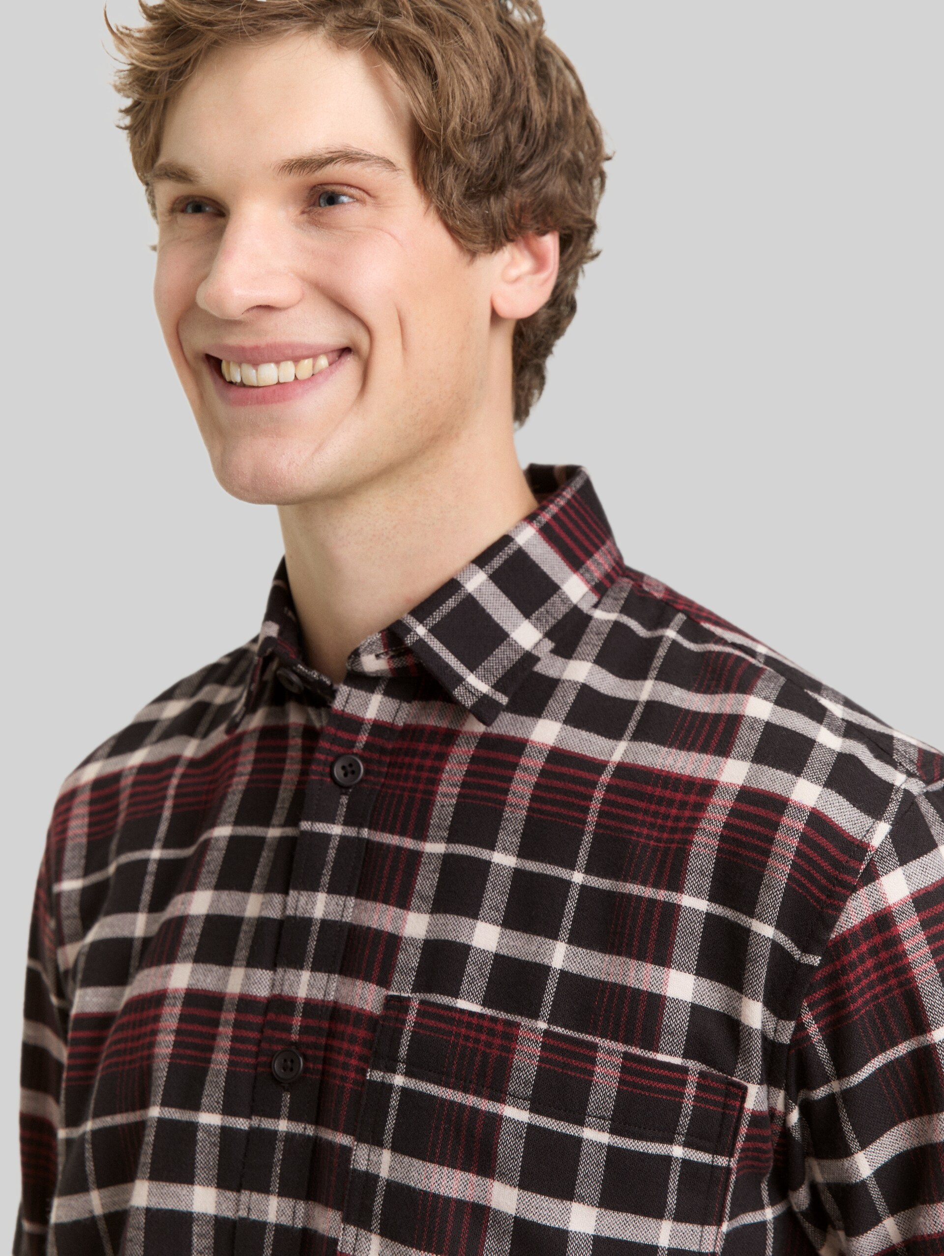 Relaxed Fit Hemd mit Karomuster - black red white check - Detail-Model-Ansicht