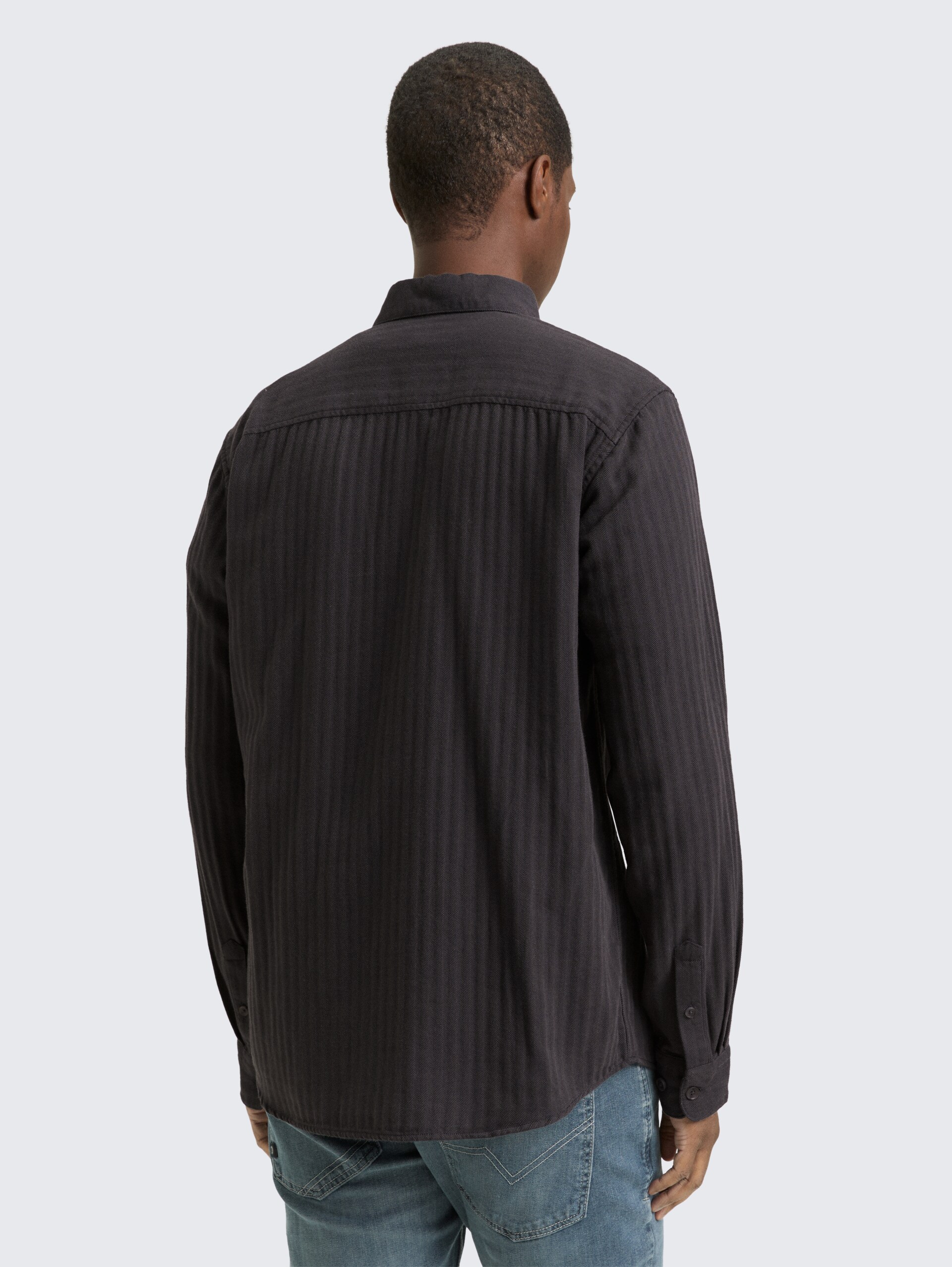 Basic Fit Hemd mit Brusttasche - black grey herringbone - Auschnitt Model-Rückansicht