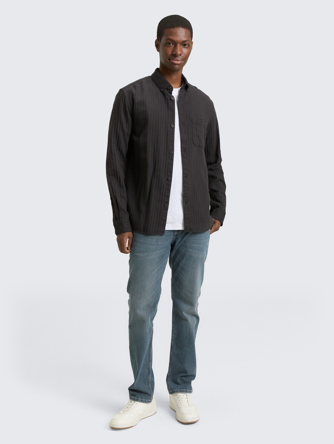 Basic Fit Hemd mit Brusttasche - black grey herringbone - Model-Vorderansicht