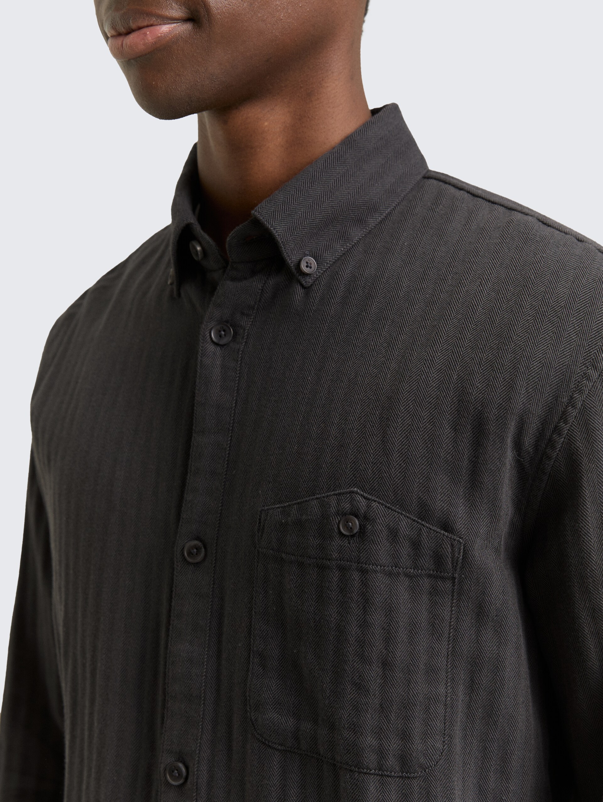 Basic Fit Hemd mit Brusttasche - black grey herringbone - Detail-Model-Ansicht