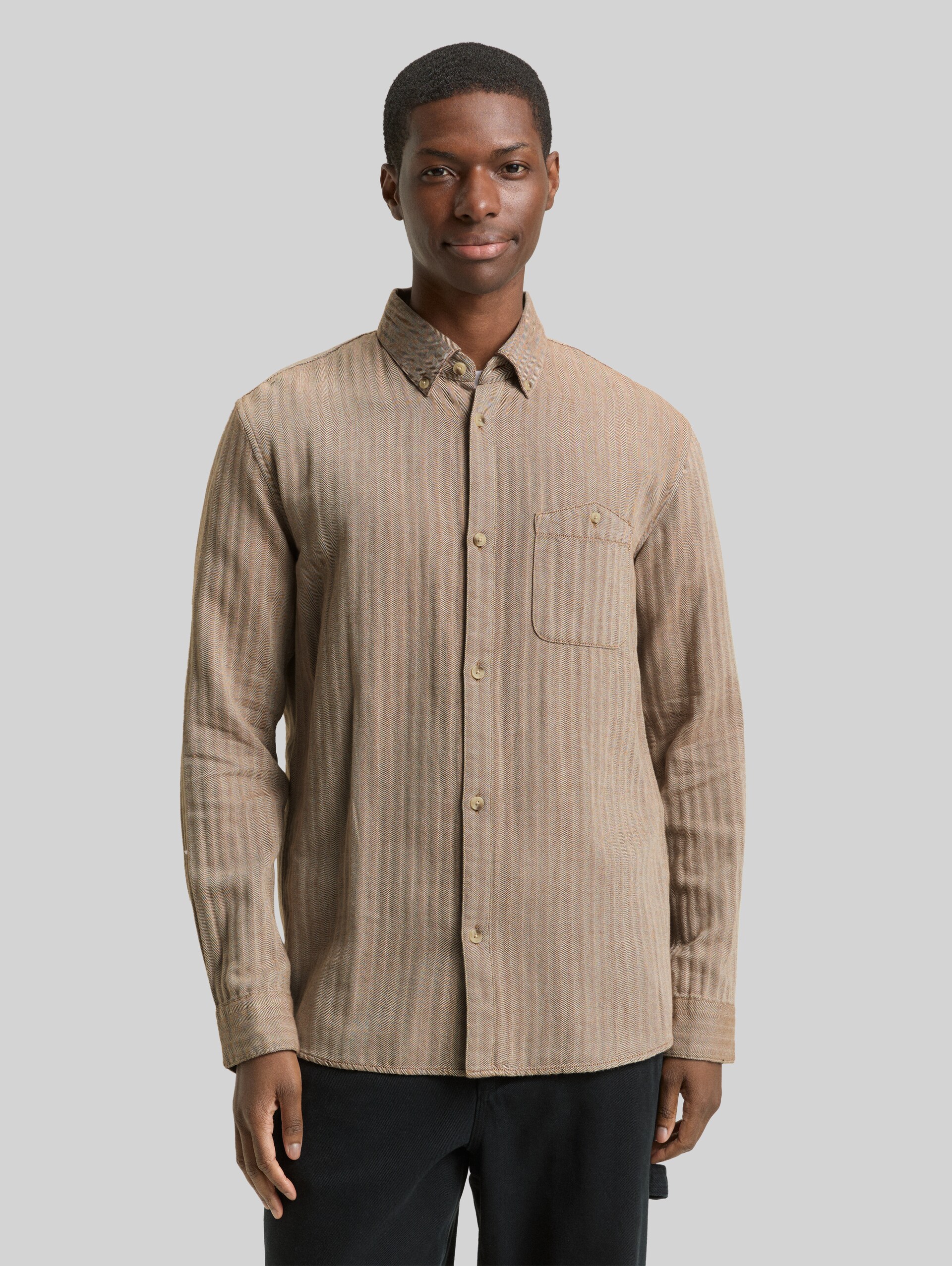 Basic fit shirt with breast pocket - brown white herringbone - Neckline model front view
