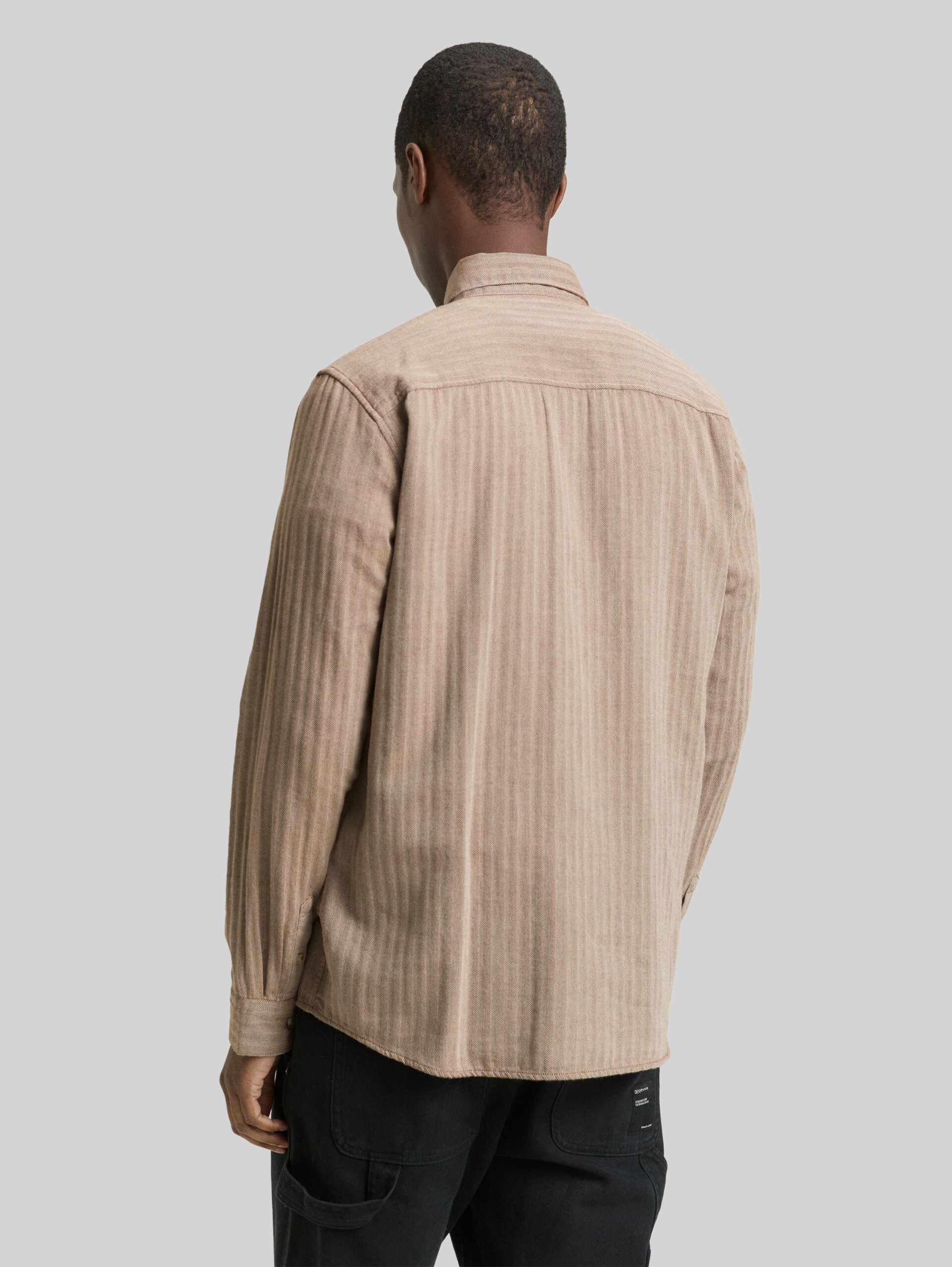 Basic fit shirt with breast pocket - brown white herringbone - Neckline model-back view