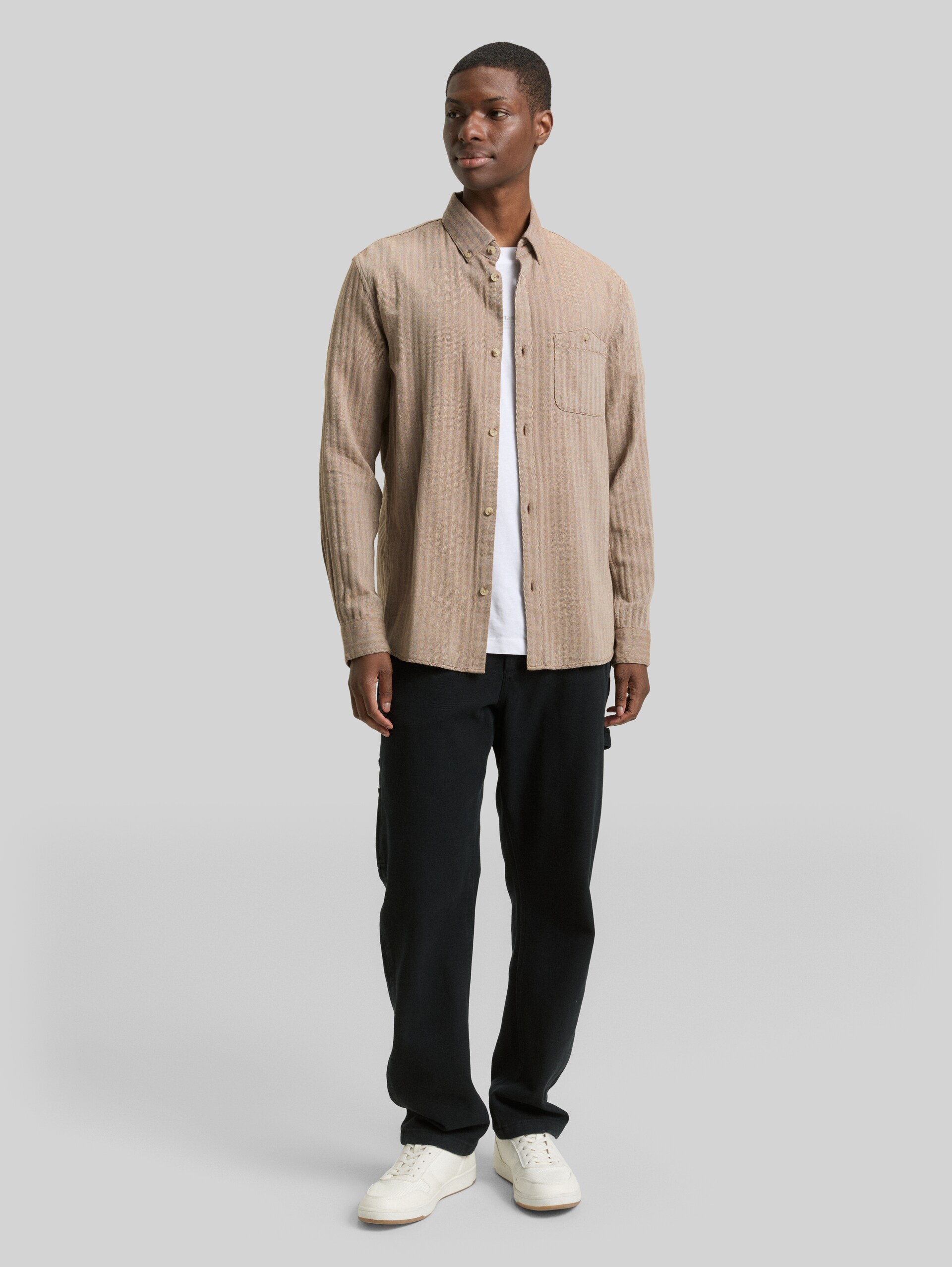Basic fit shirt with breast pocket - brown white herringbone - Model front view
