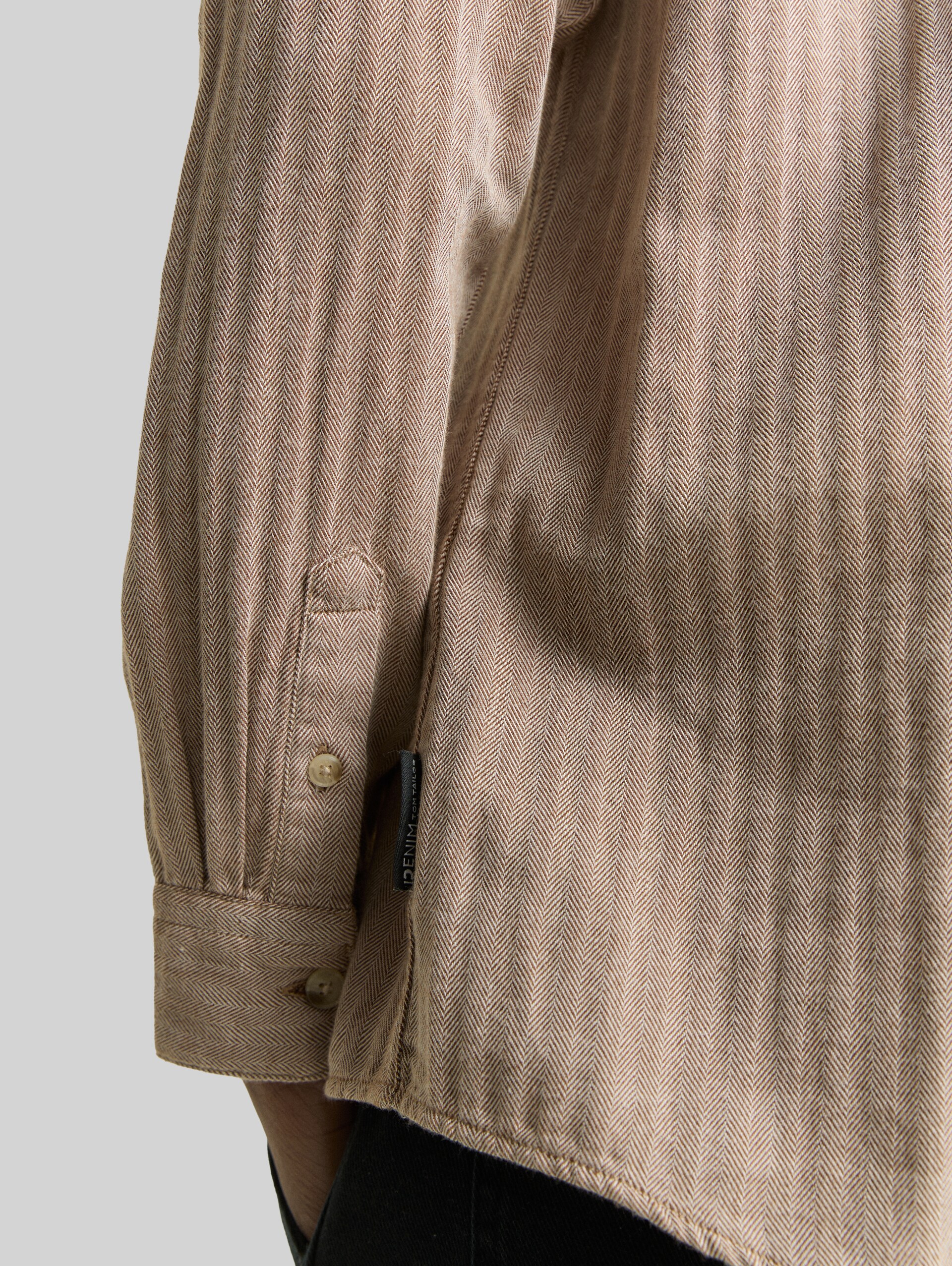 Basic fit shirt with breast pocket - brown white herringbone - Detail model view