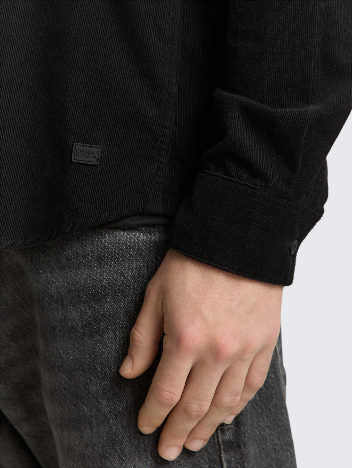 Basic Fit Cordhemd - Black - Detail-Model-Ansicht