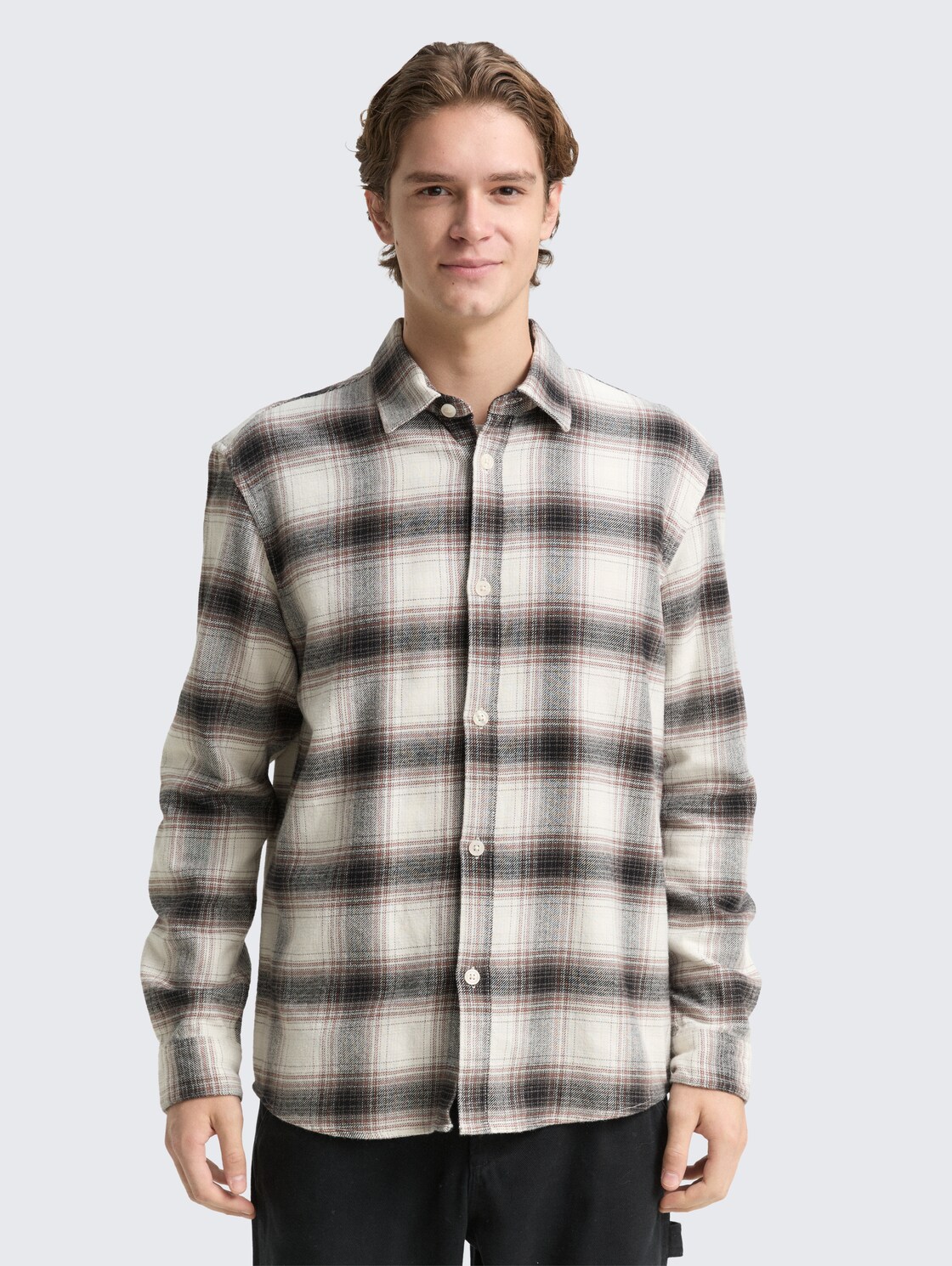 Relaxed Fit Hemd mit Karomuster - black white red check - Ausschnitt Model-Vorderansicht