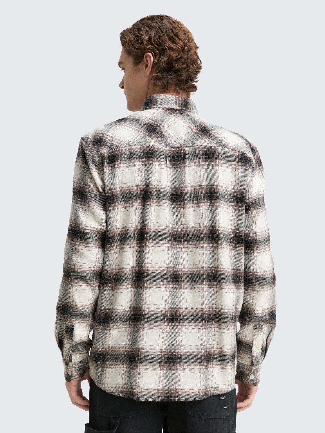 Relaxed Fit Hemd mit Karomuster - black white red check - Auschnitt Model-Rückansicht