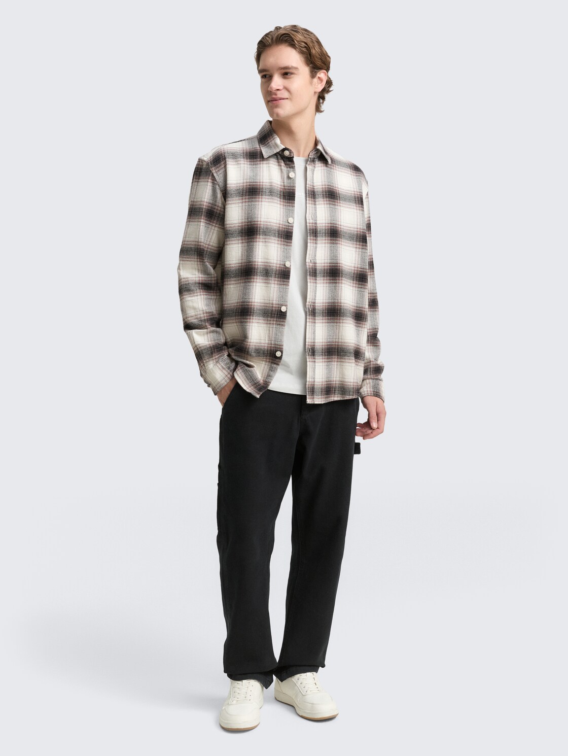 Relaxed Fit Hemd mit Karomuster - black white red check - Model-Vorderansicht