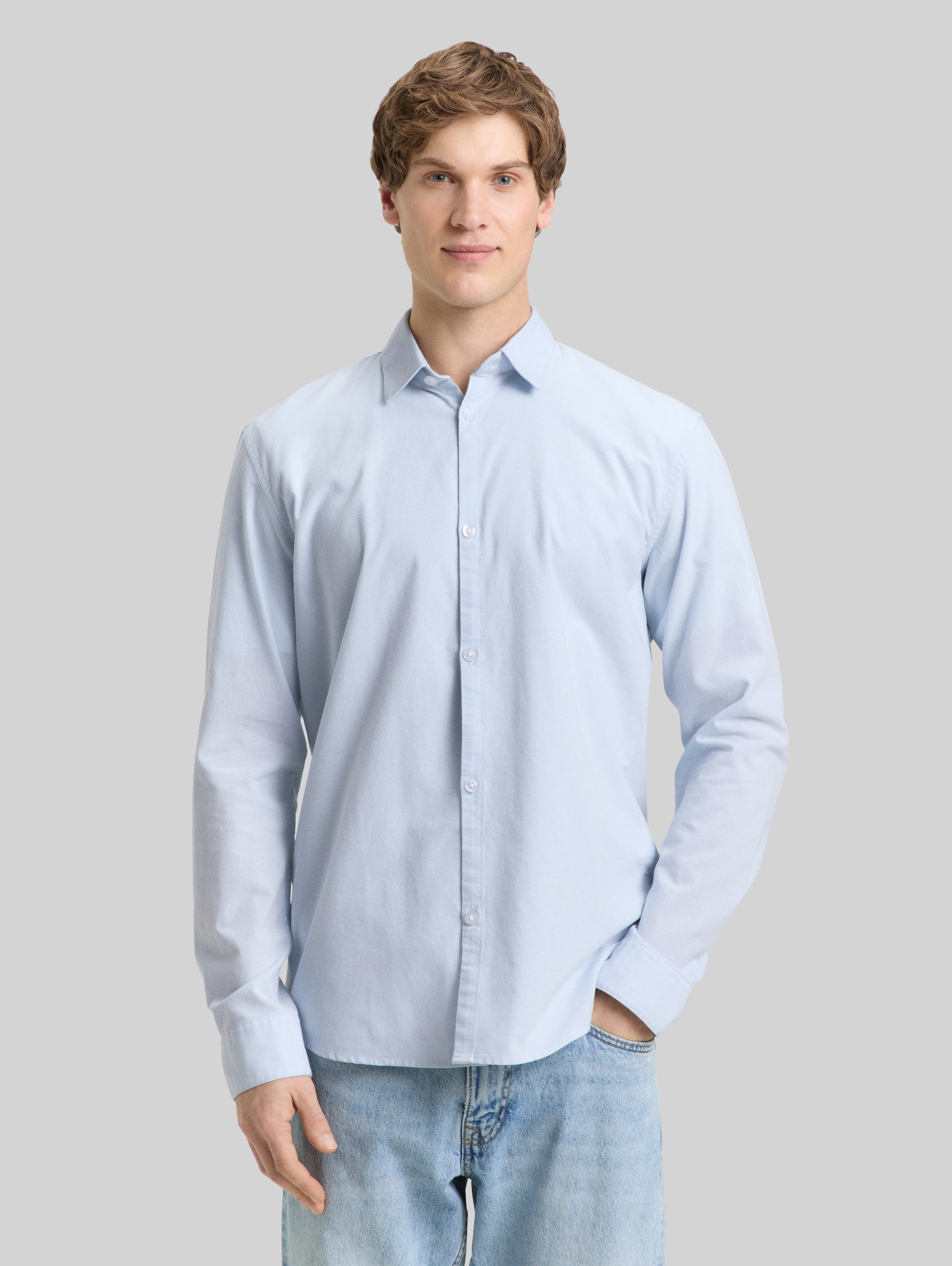 Basic fit cotton shirt - light blue white chambray - Neckline model front view
