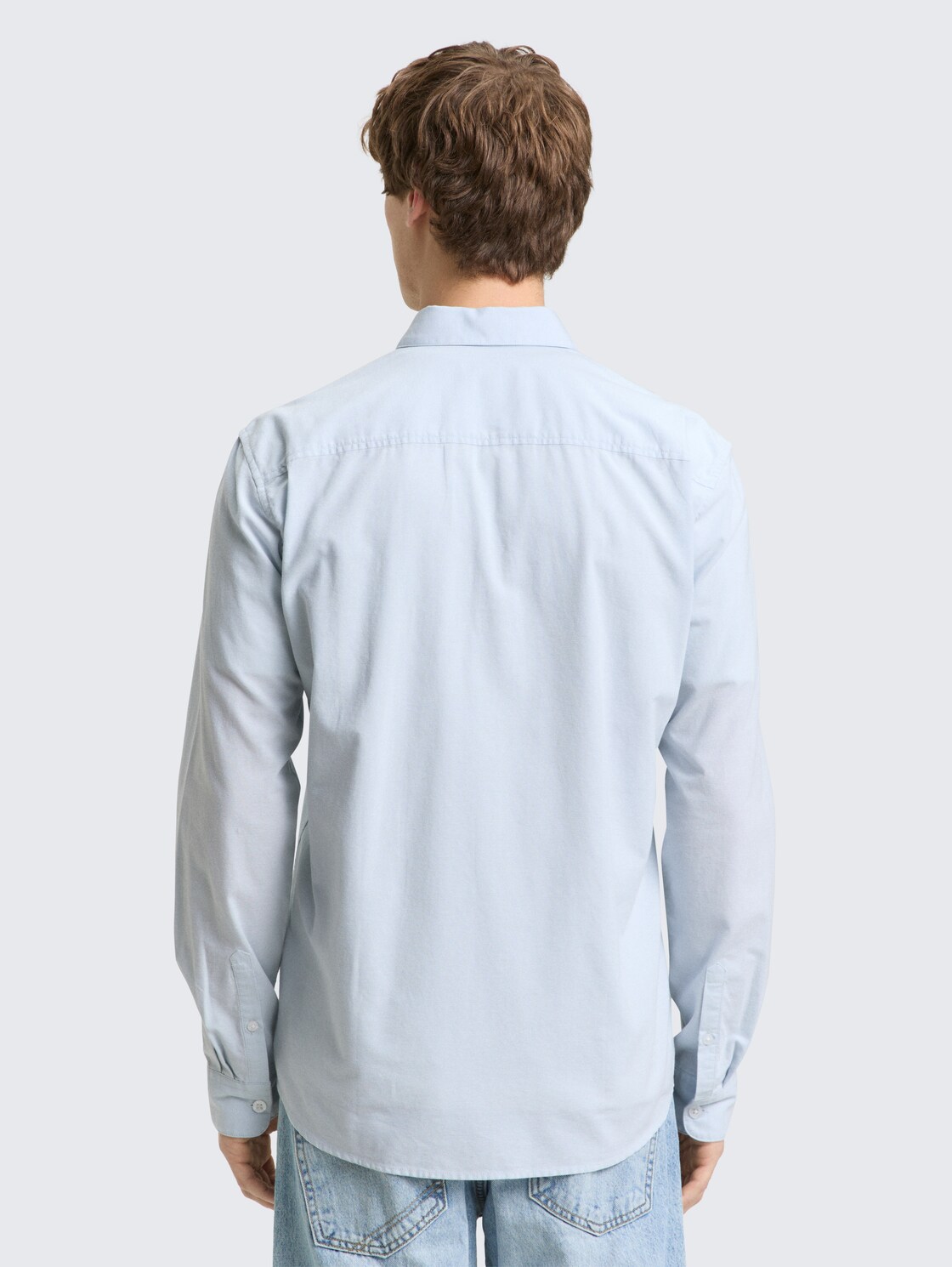 Basic Fit Hemd aus Baumwolle - light blue white chambray - Auschnitt Model-Rückansicht