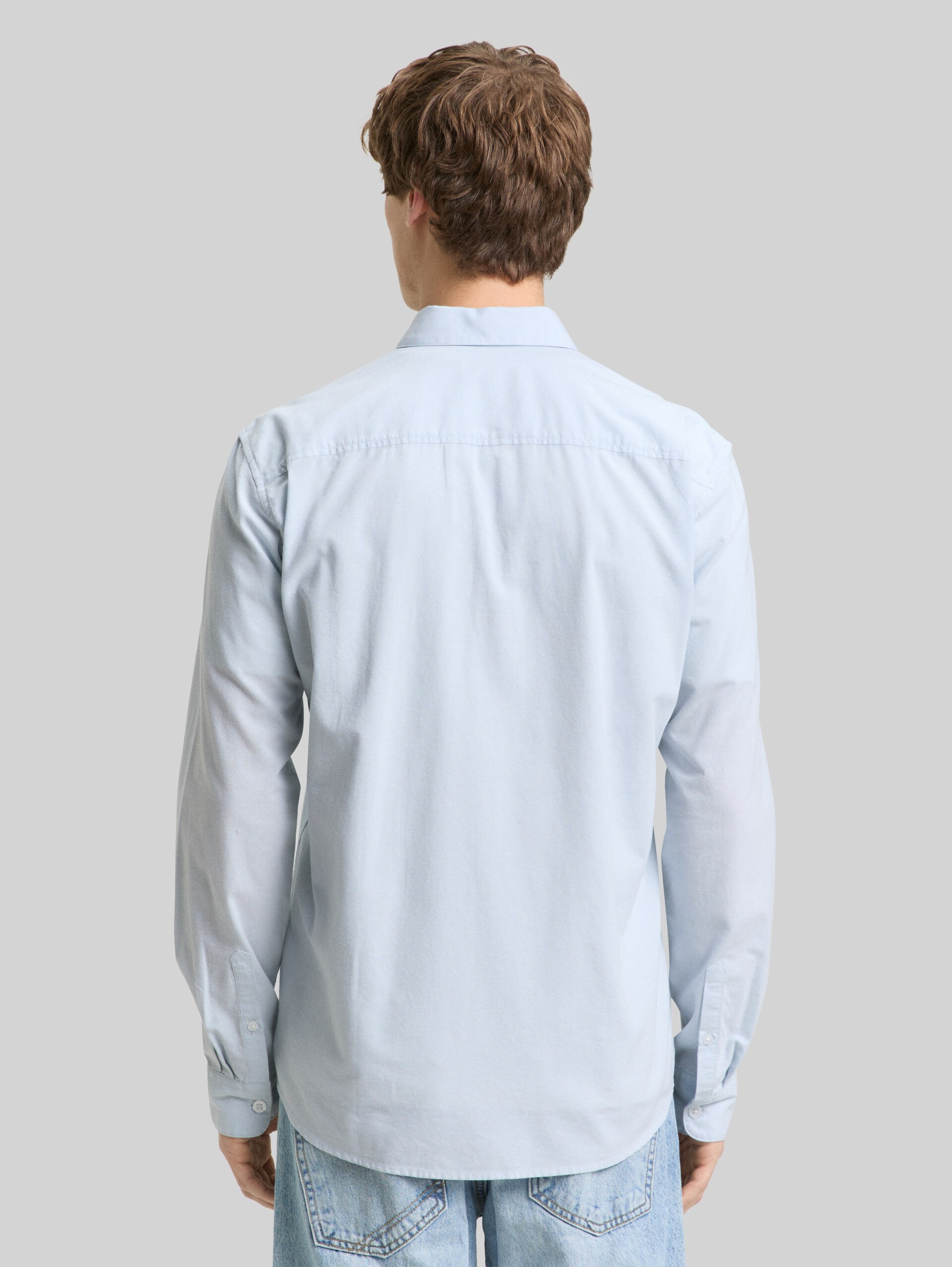 Basic fit cotton shirt - light blue white chambray - Neckline model-back view