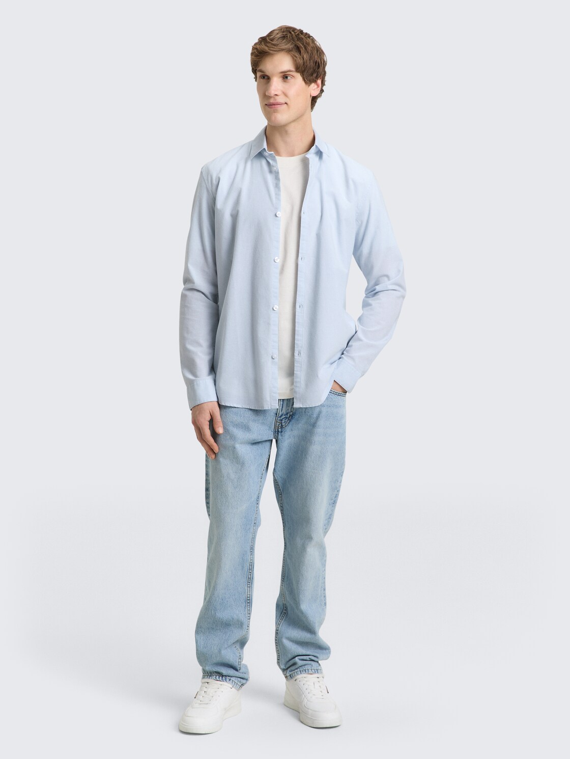Basic Fit Hemd aus Baumwolle - light blue white chambray - Model-Vorderansicht