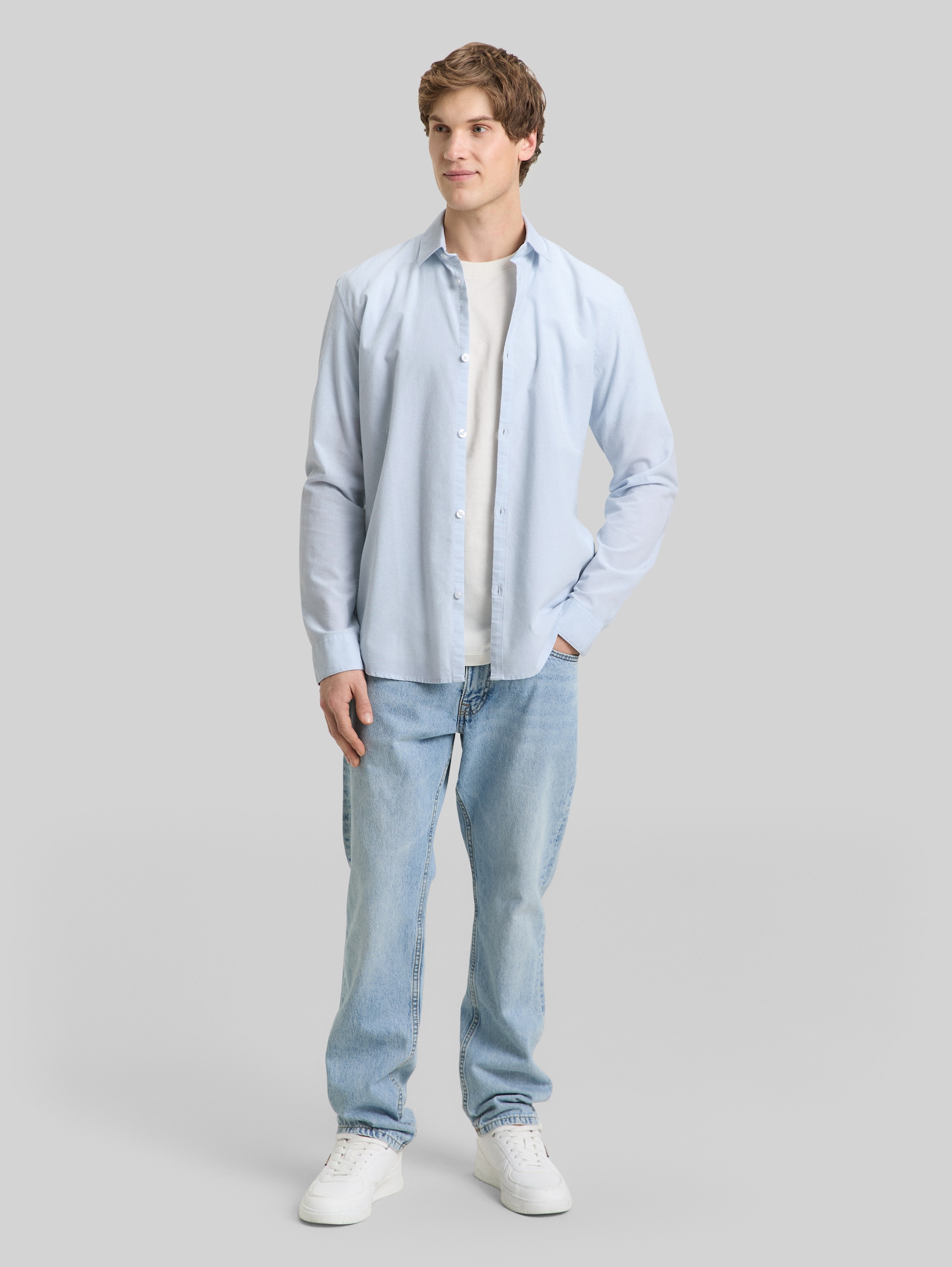 Basic fit cotton shirt - light blue white chambray - Model front view