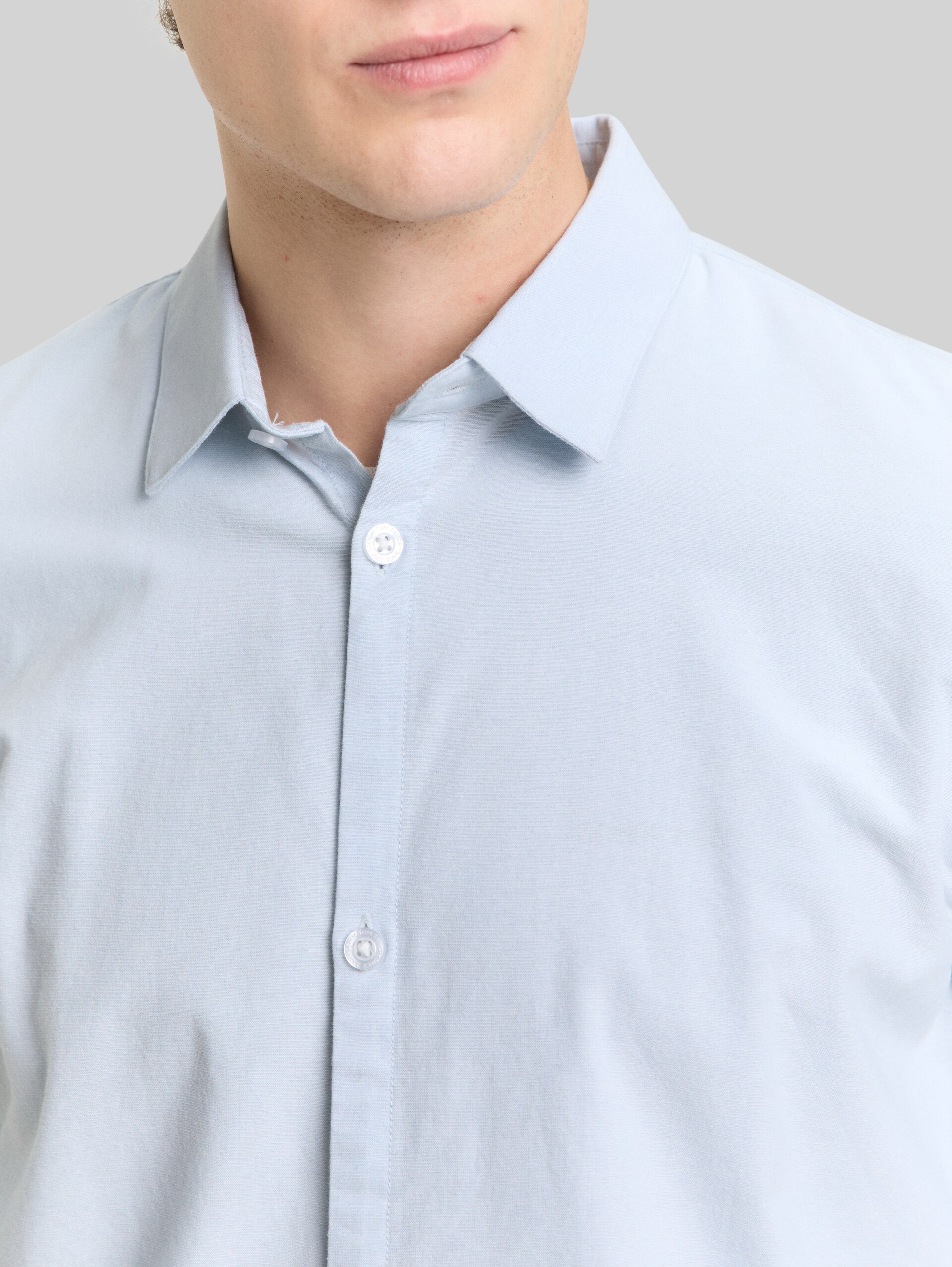 Basic fit cotton shirt - light blue white chambray - Detail model view