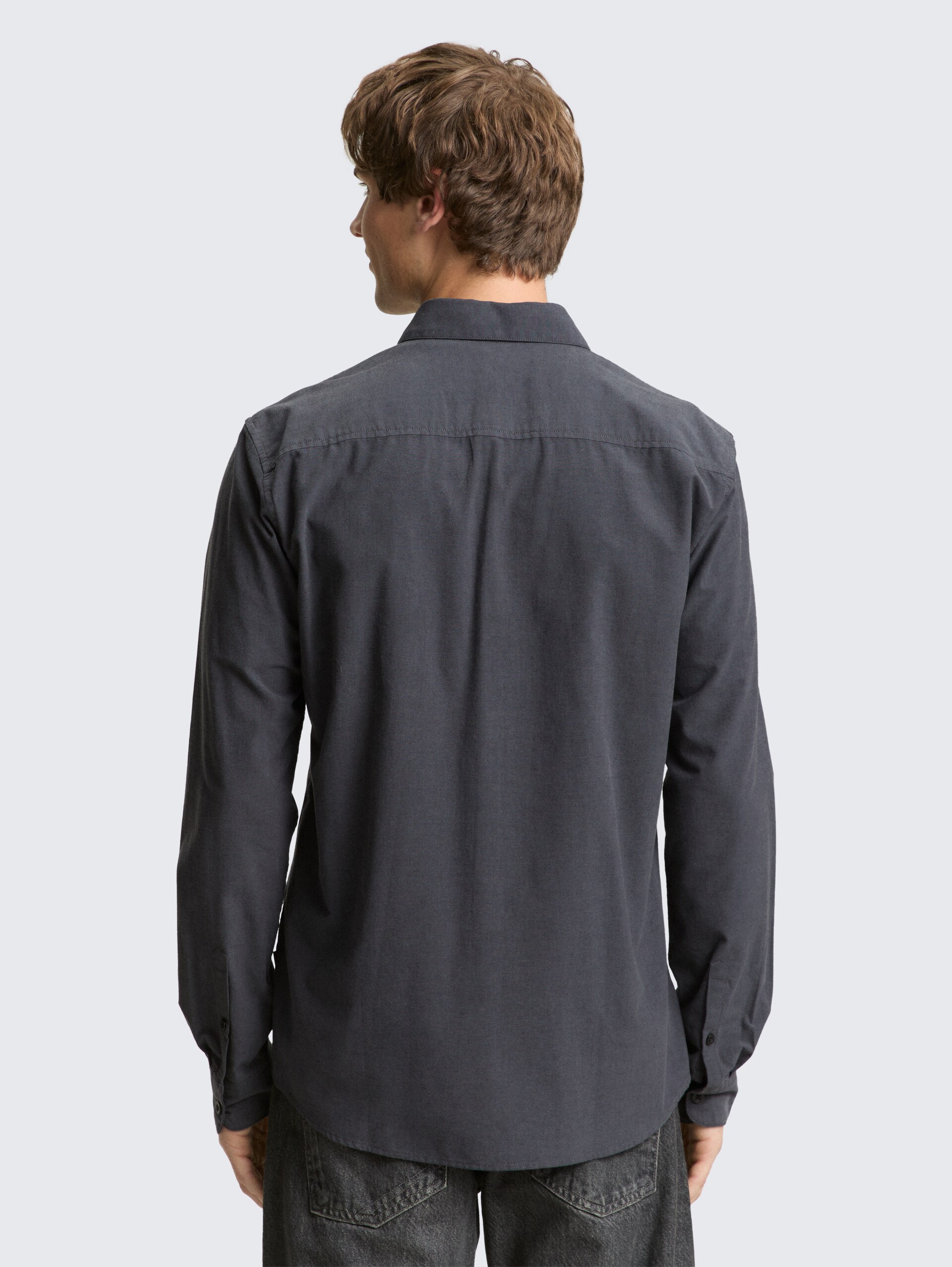 Basic Fit Hemd aus Baumwolle - black grey chambray - Auschnitt Model-Rückansicht