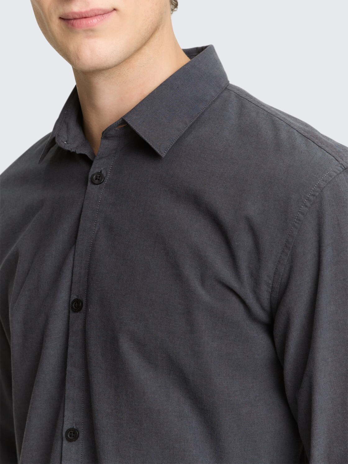 Basic Fit Hemd aus Baumwolle - black grey chambray - Detail-Model-Ansicht