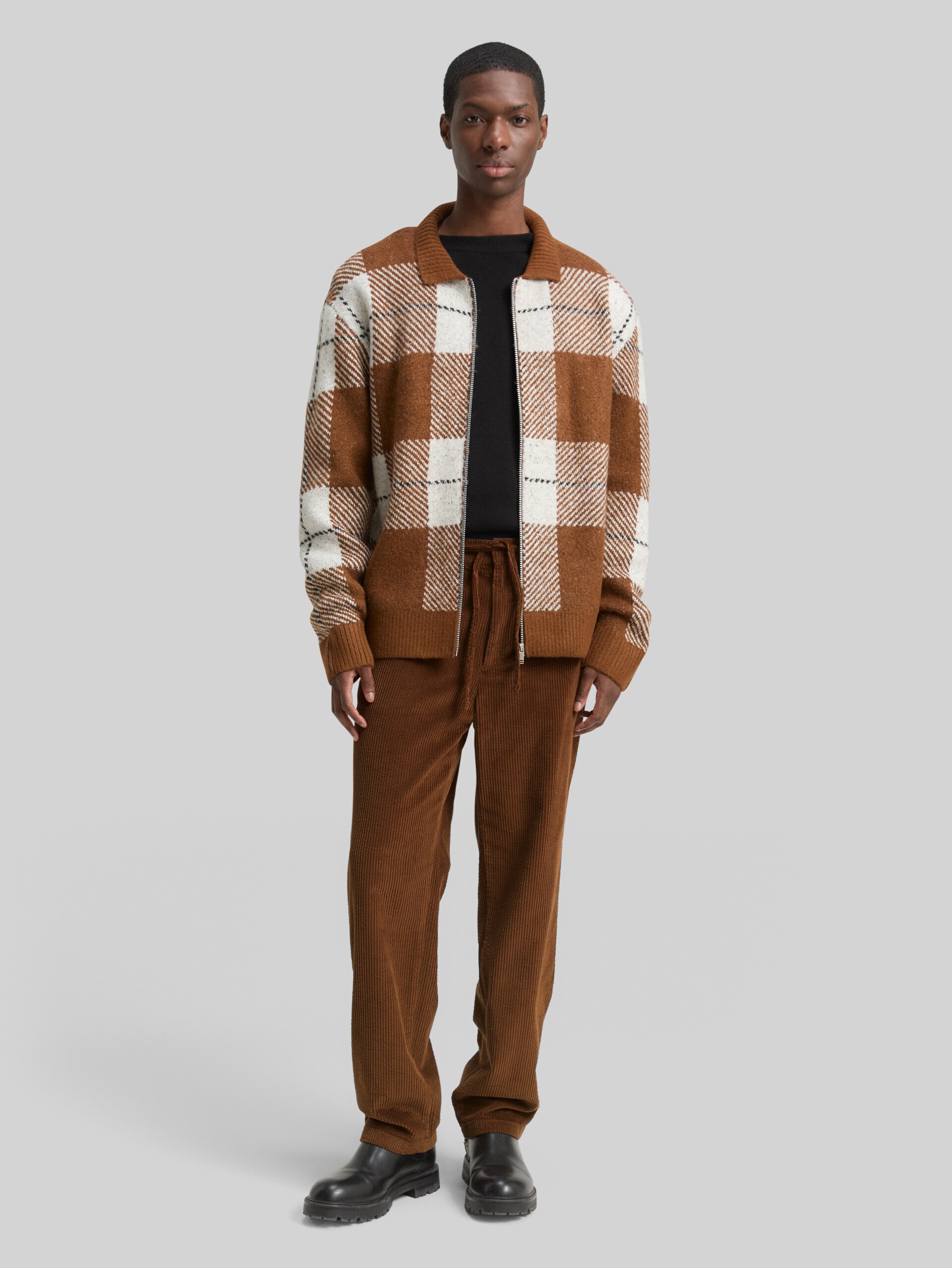 TTRELAXED Chino Trousers in Corduroy - Golden Clay - Model front view