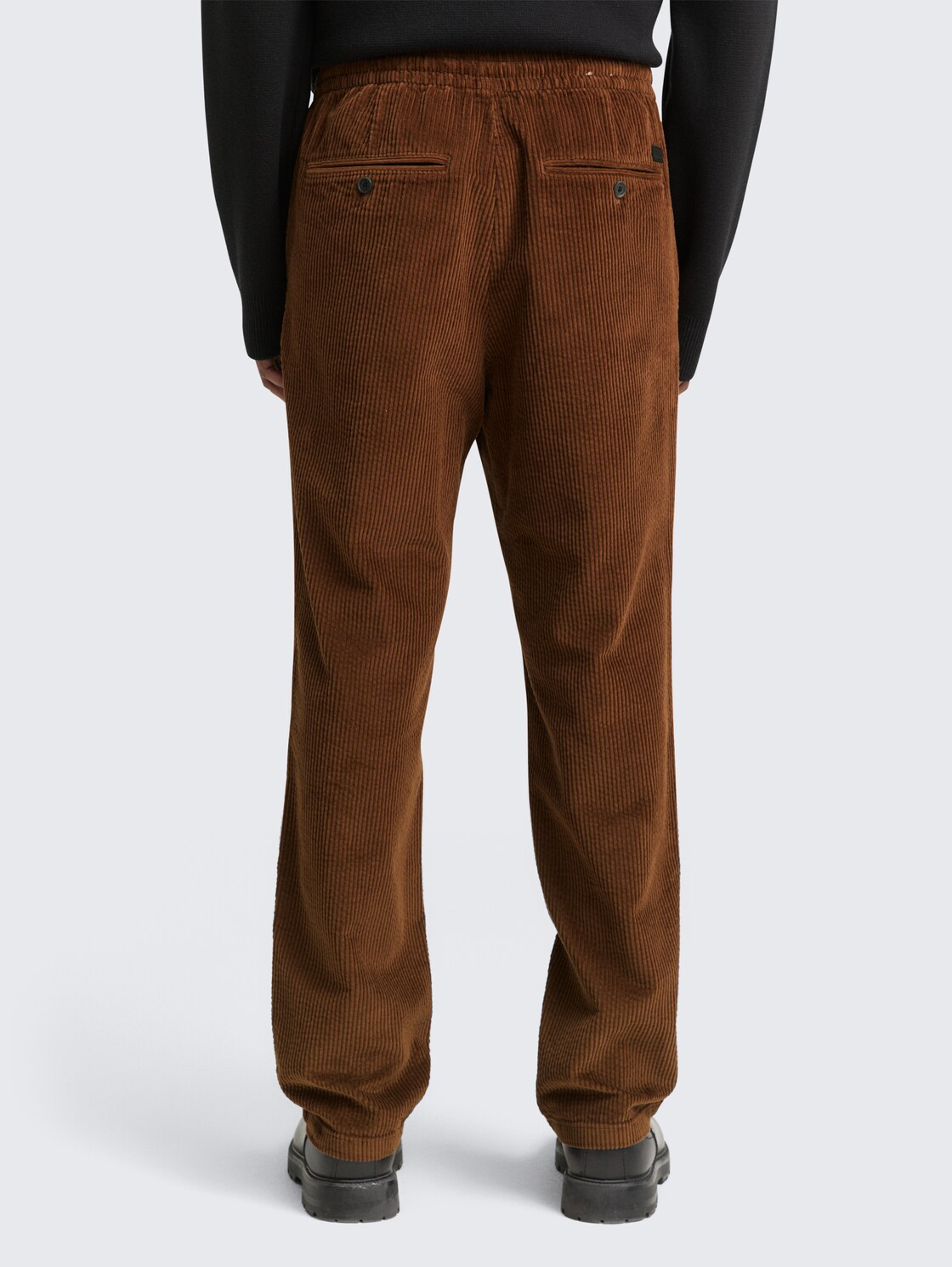 TTRELAXED Chino Hose aus Cord - Golden Clay - Auschnitt Model-Rückansicht