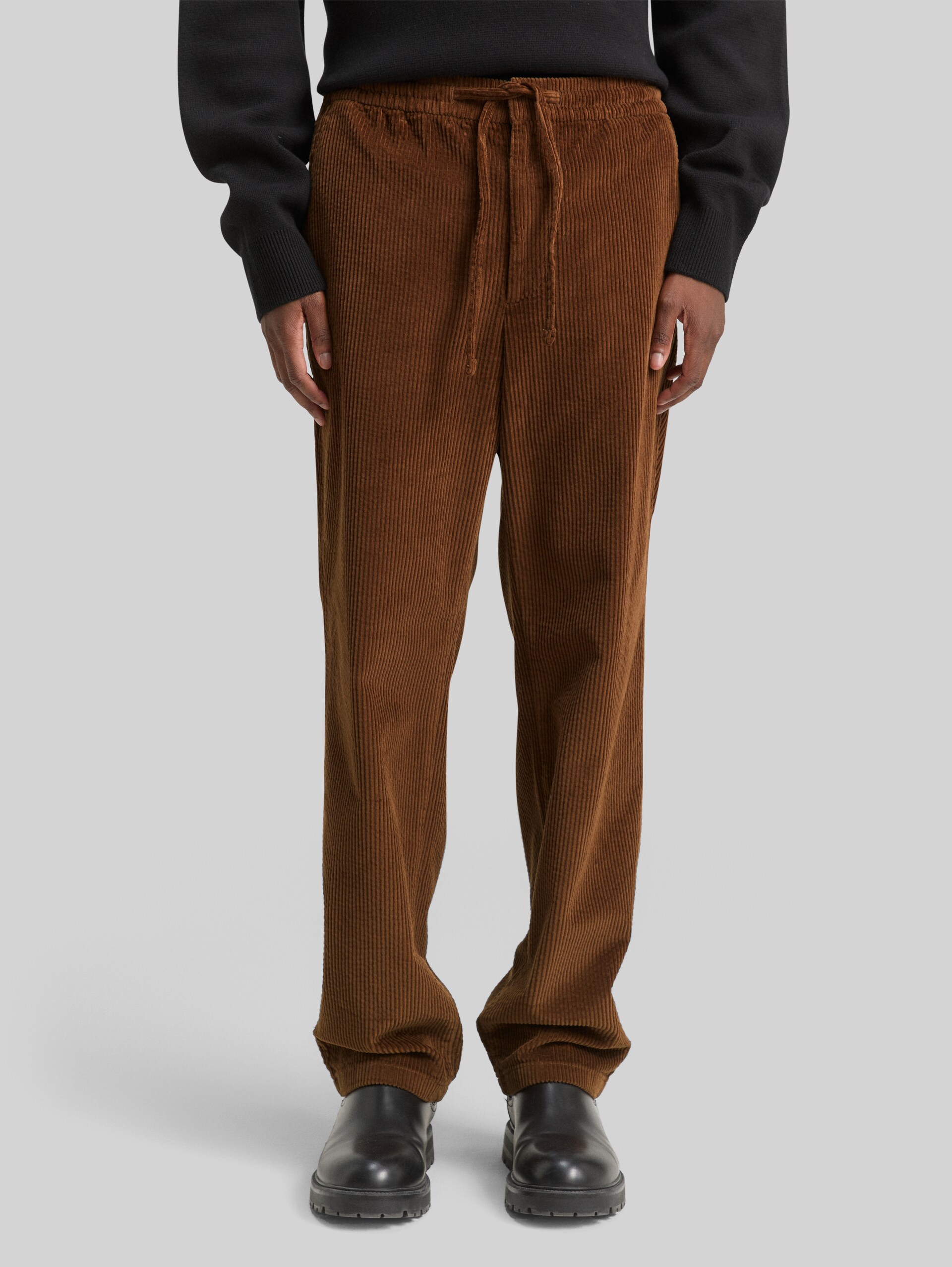 TTRELAXED Chino Trousers in Corduroy - Golden Clay - Neckline model front view