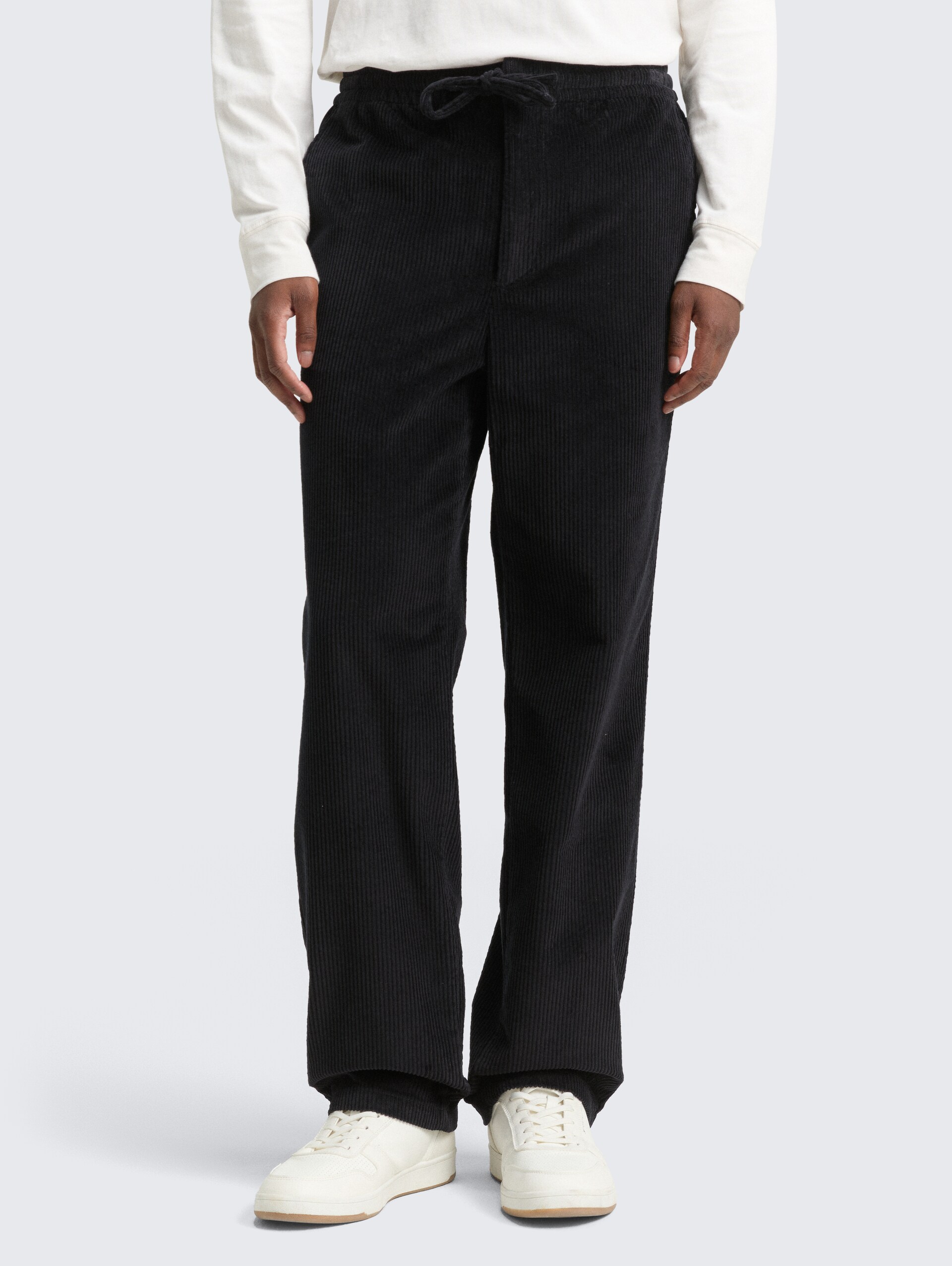 TTRELAXED Chino Hose aus Cord - Black - Ausschnitt Model-Vorderansicht