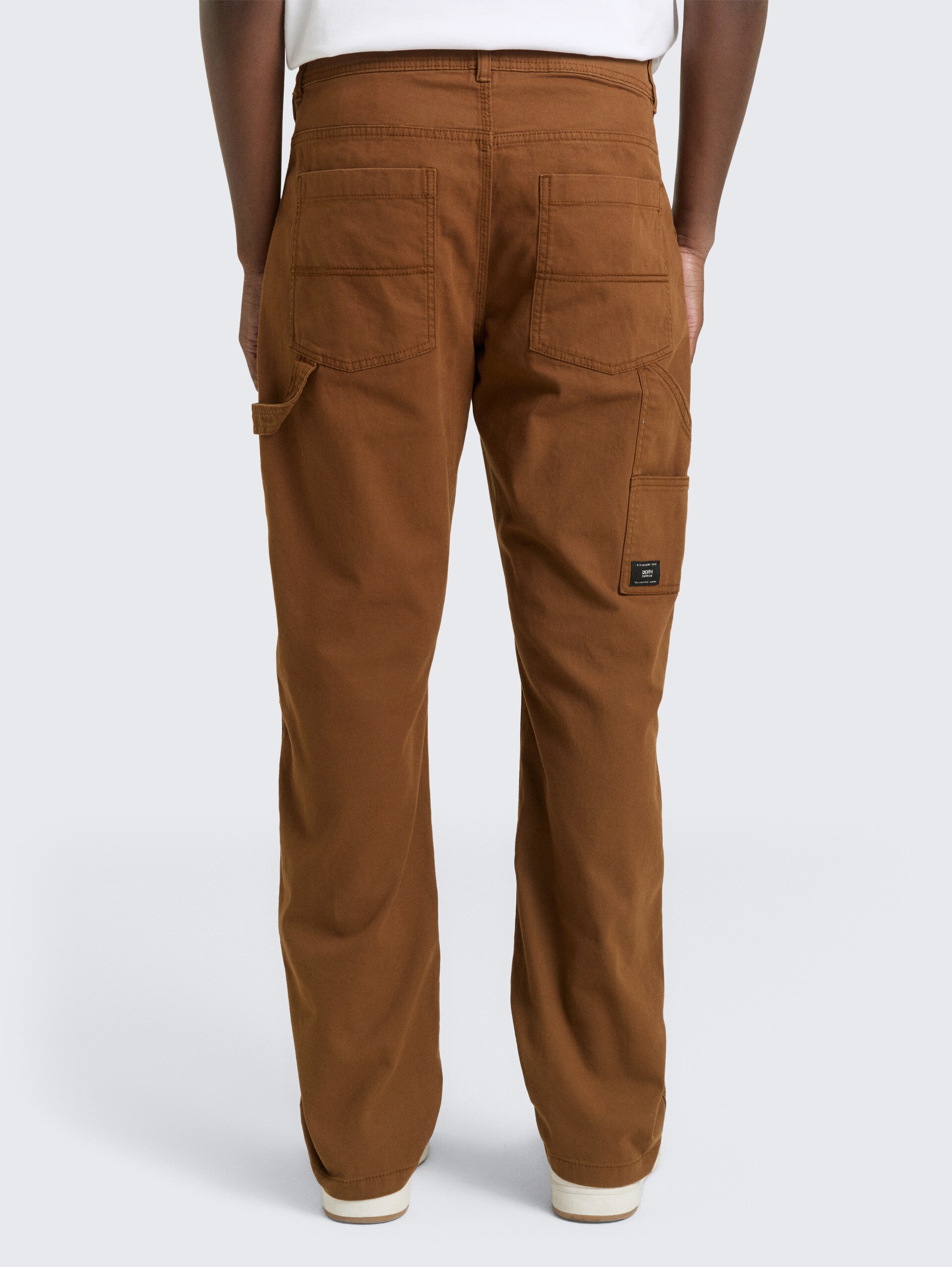 TTLOOSE Hose im Utility-Look - Golden Clay - Auschnitt Model-Rückansicht