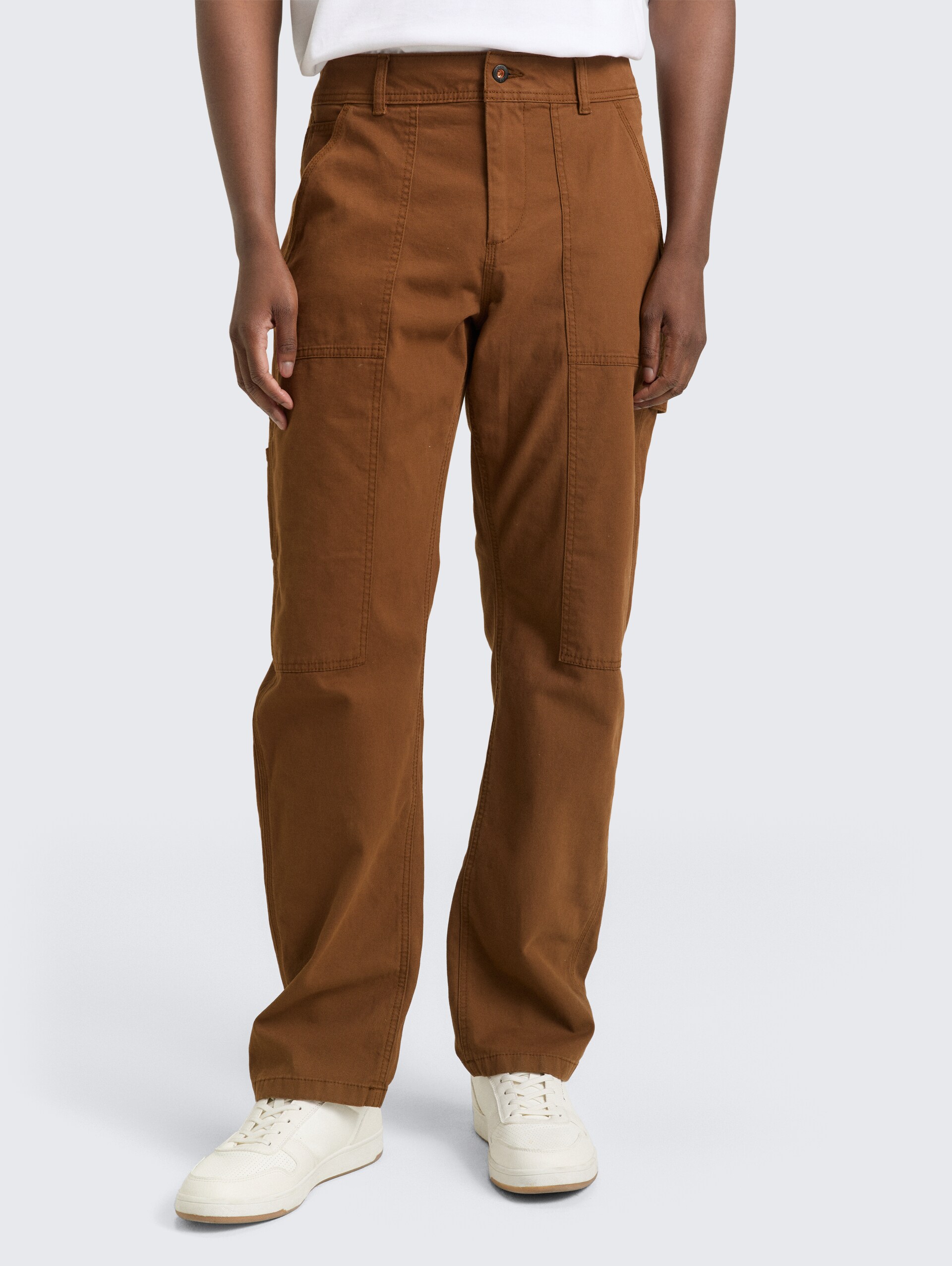 TTLOOSE Hose im Utility-Look - Golden Clay - Ausschnitt Model-Vorderansicht