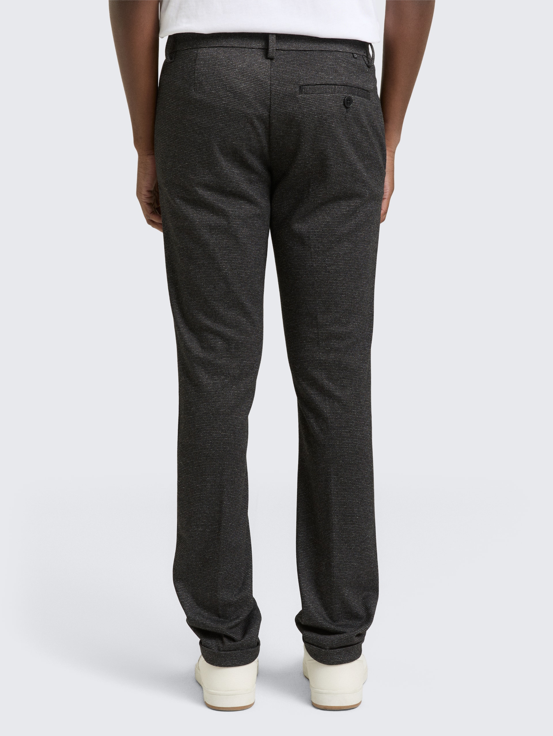 TTSLIM Chino Hose - black white grindel - Auschnitt Model-Rückansicht