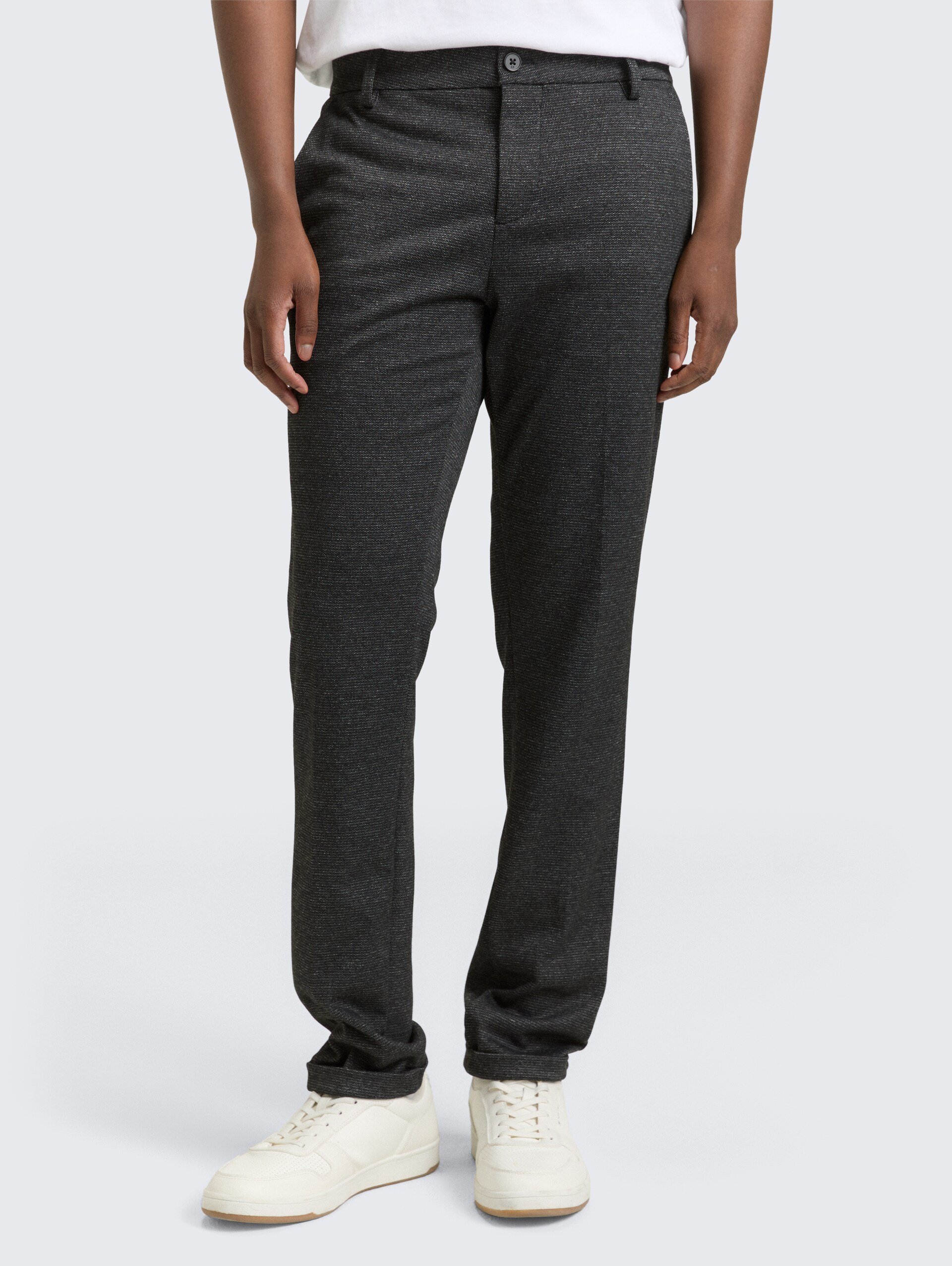 TTSLIM Chino Hose - black white grindel - Ausschnitt Model-Vorderansicht