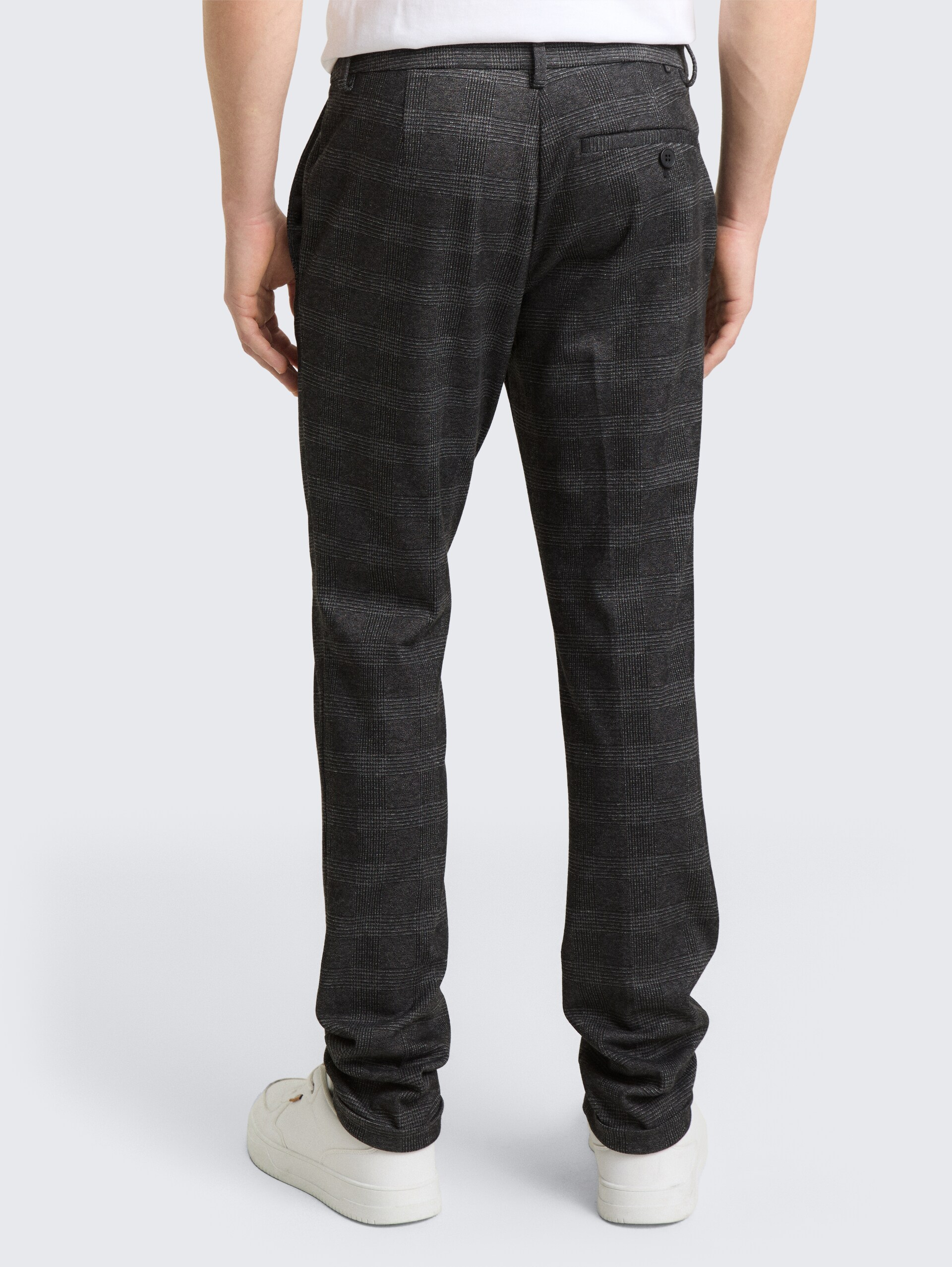 TTSLIM Chino Hose - black white fine check - Auschnitt Model-Rückansicht