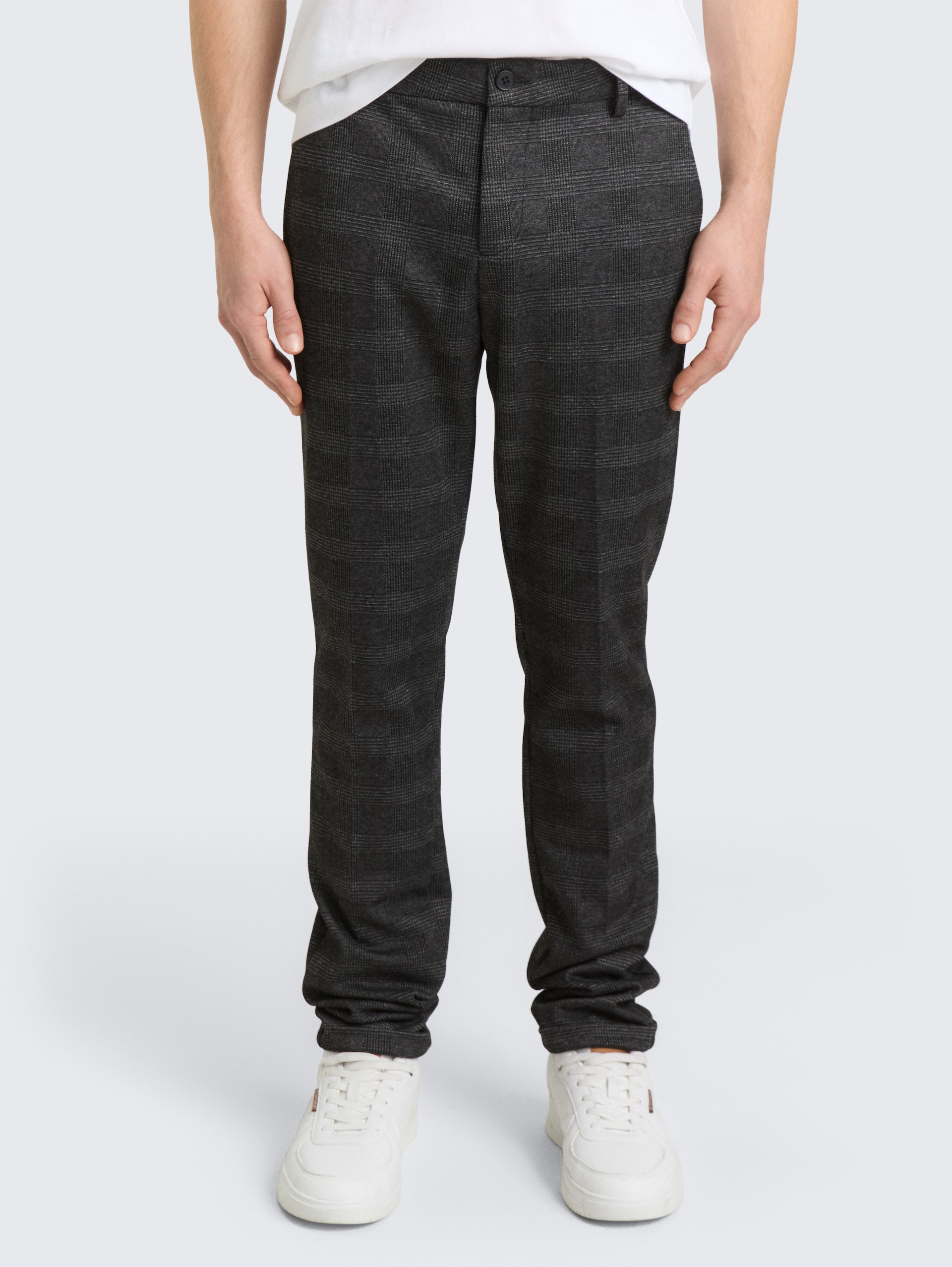 TTSLIM Chino Hose - black white fine check - Ausschnitt Model-Vorderansicht