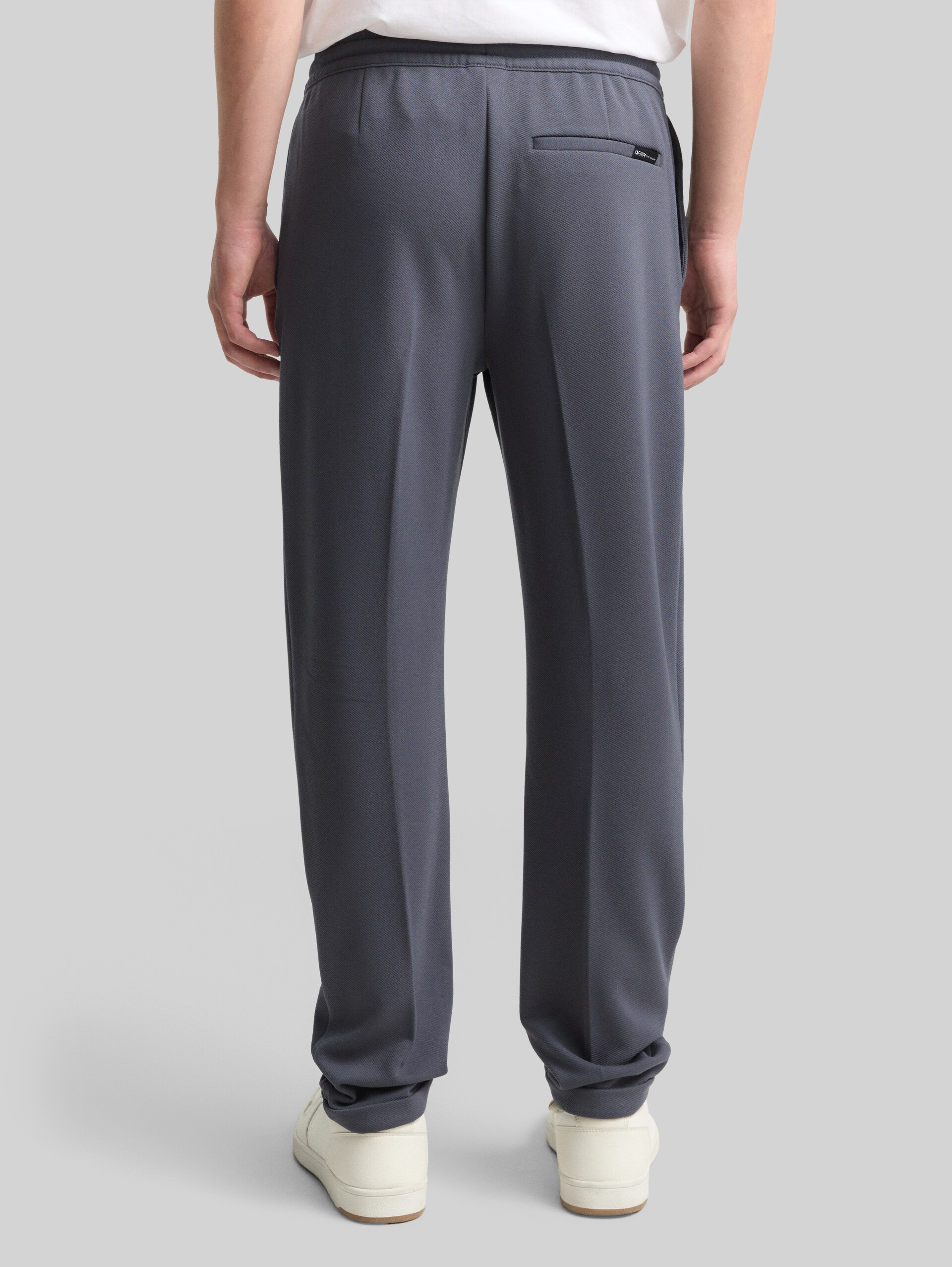 TTTAPERED trousers - urban medium grey - Neckline model-back view