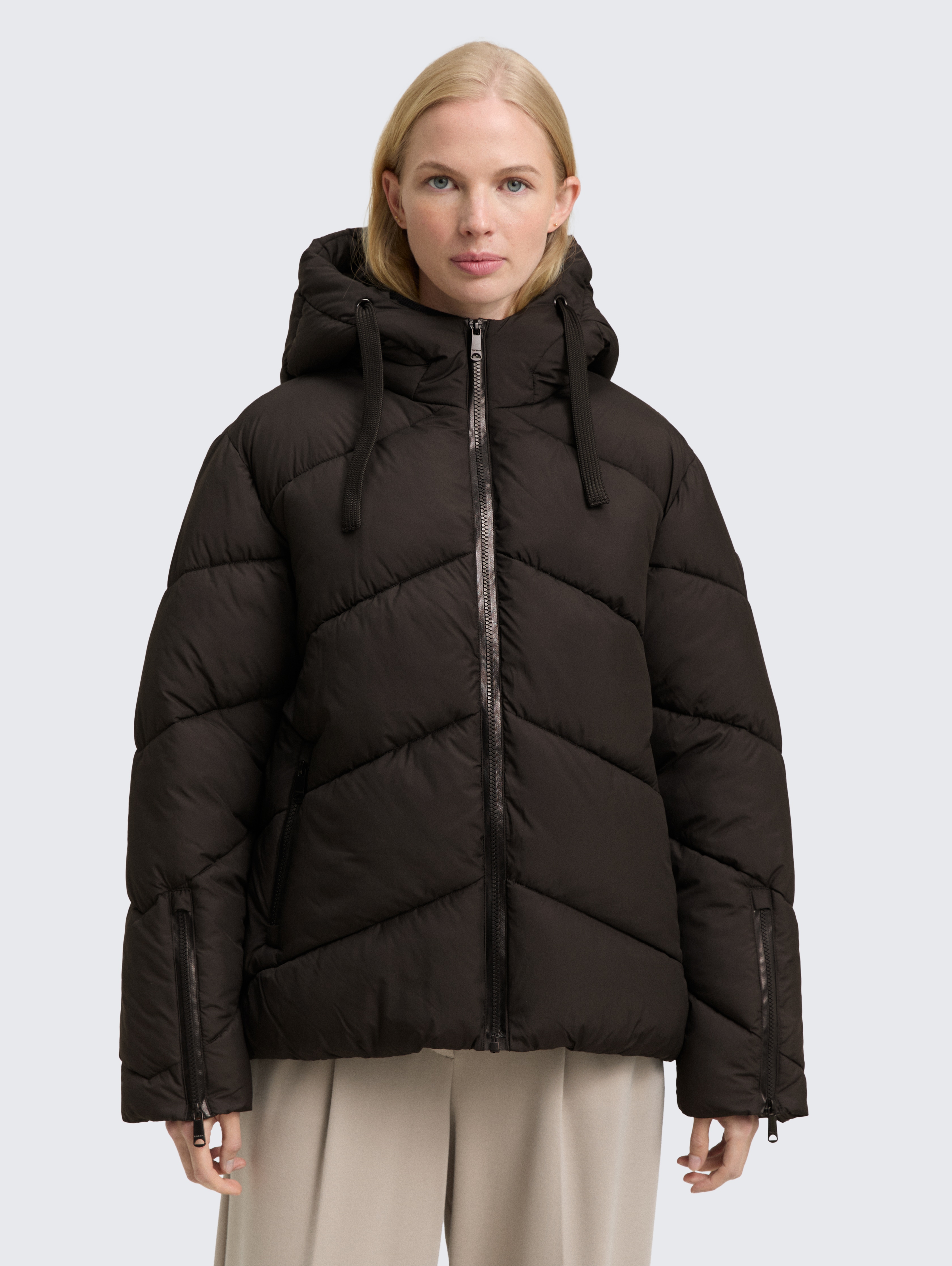 Puffer-Jacke mit Kapuze von Women, deep black