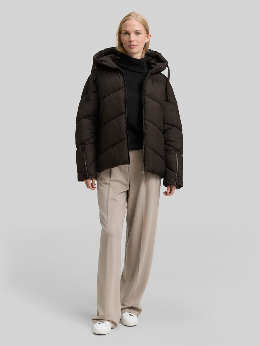 Puffer-Jacke mit Kapuze von Women, deep black