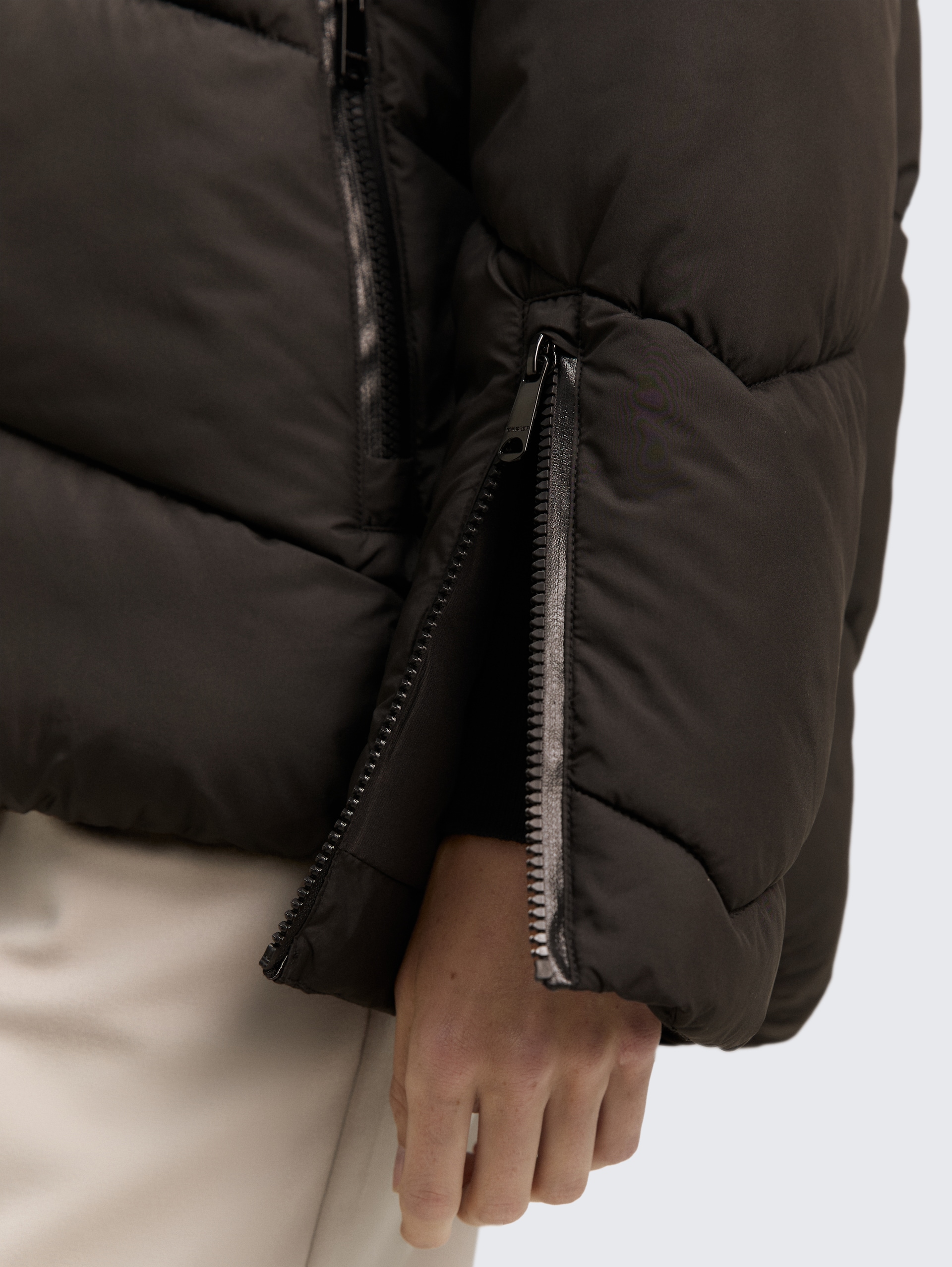 Puffer-Jacke mit Kapuze - deep black - Detail-Model-Ansicht