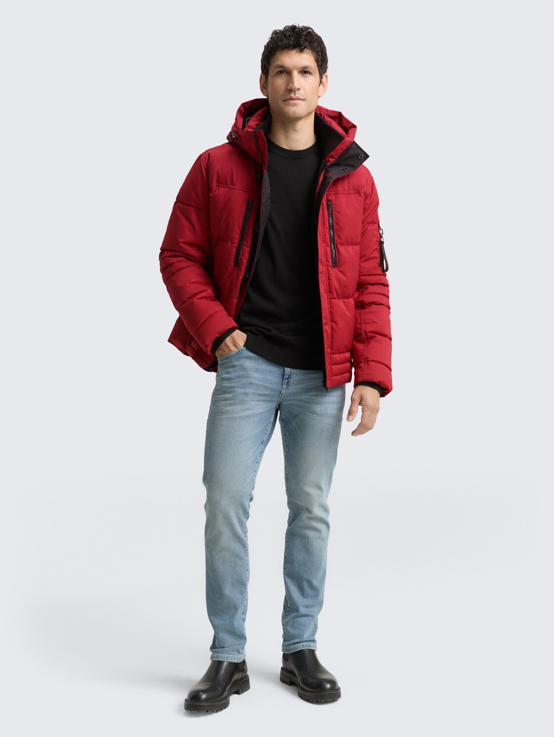 Puffer-Jacke mit abnehmbarer Kapuze - Coach Red - seitliche Model-Ansicht