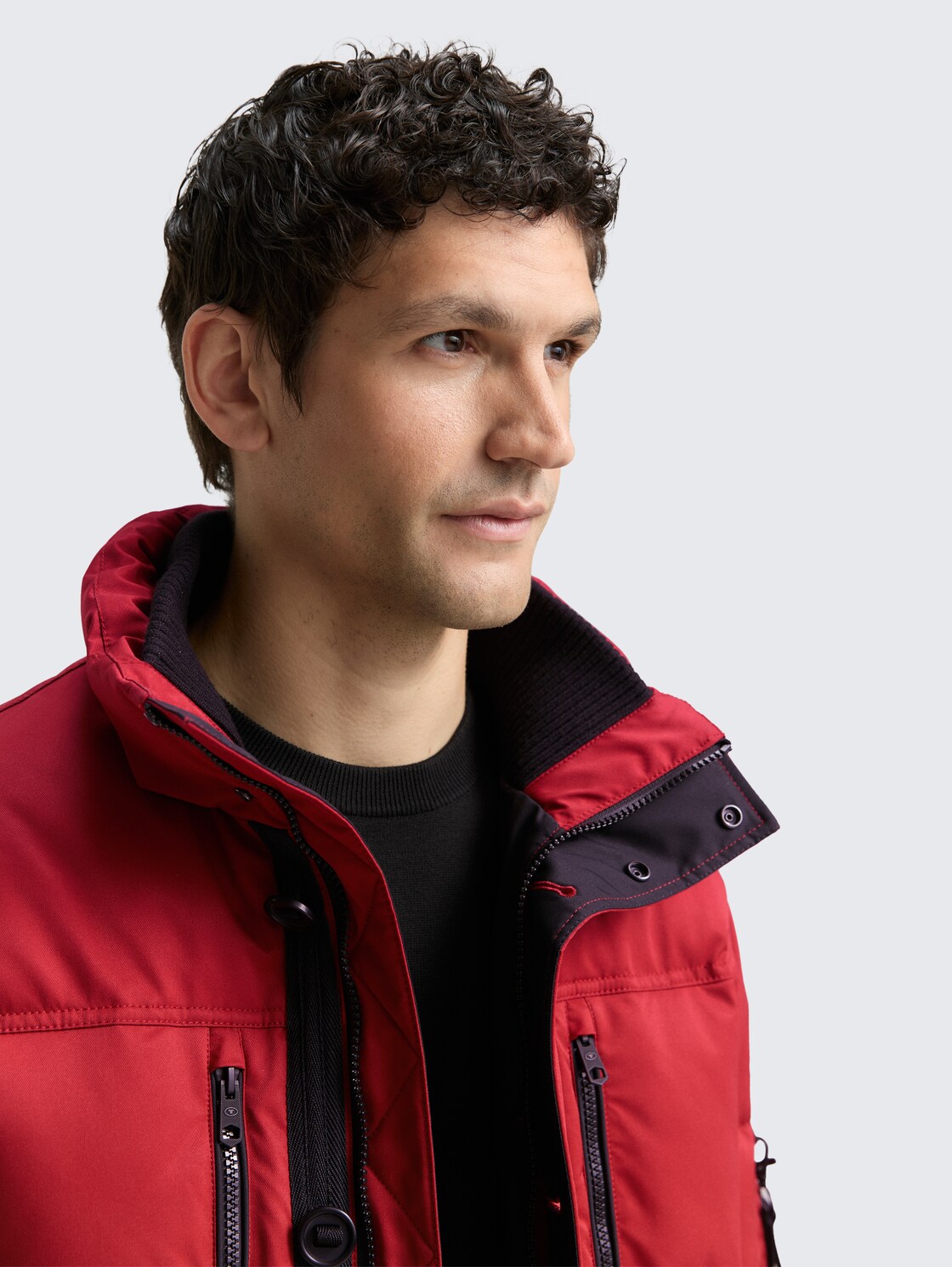 Puffer-Jacke mit abnehmbarer Kapuze - Coach Red - Detail-Model-Ansicht