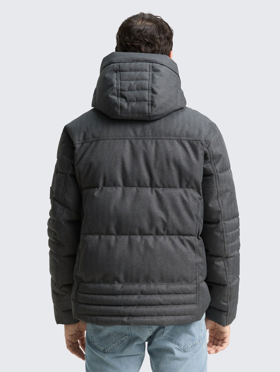 Puffer-Jacke mit abnehmbarer Kapuze - anthracite melange herringbone - Model-Rückansicht
