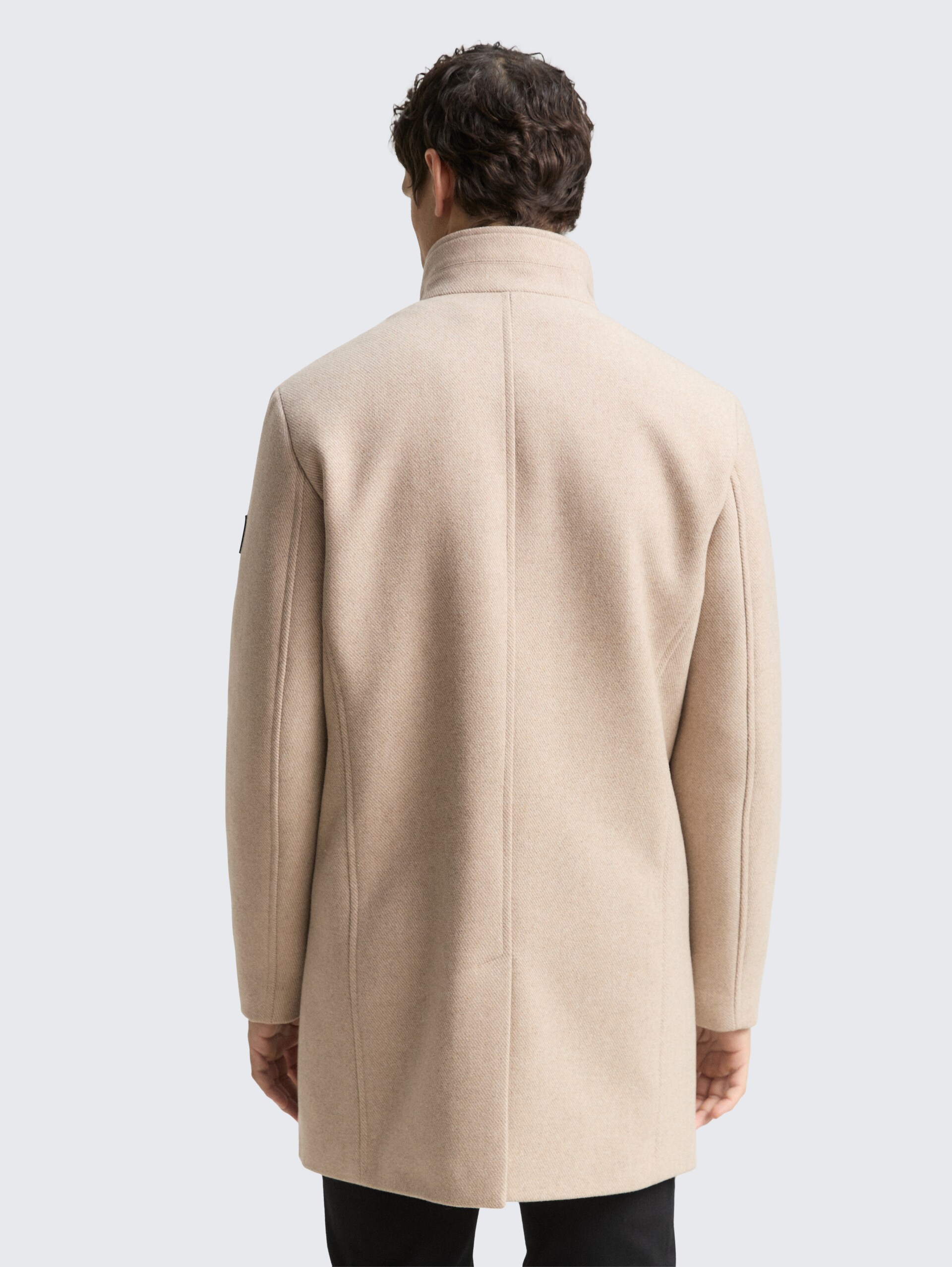 2-in-1 Wollmantel mit abnehmbarer Innenjacke - taupe wool twill - Model-Rückansicht