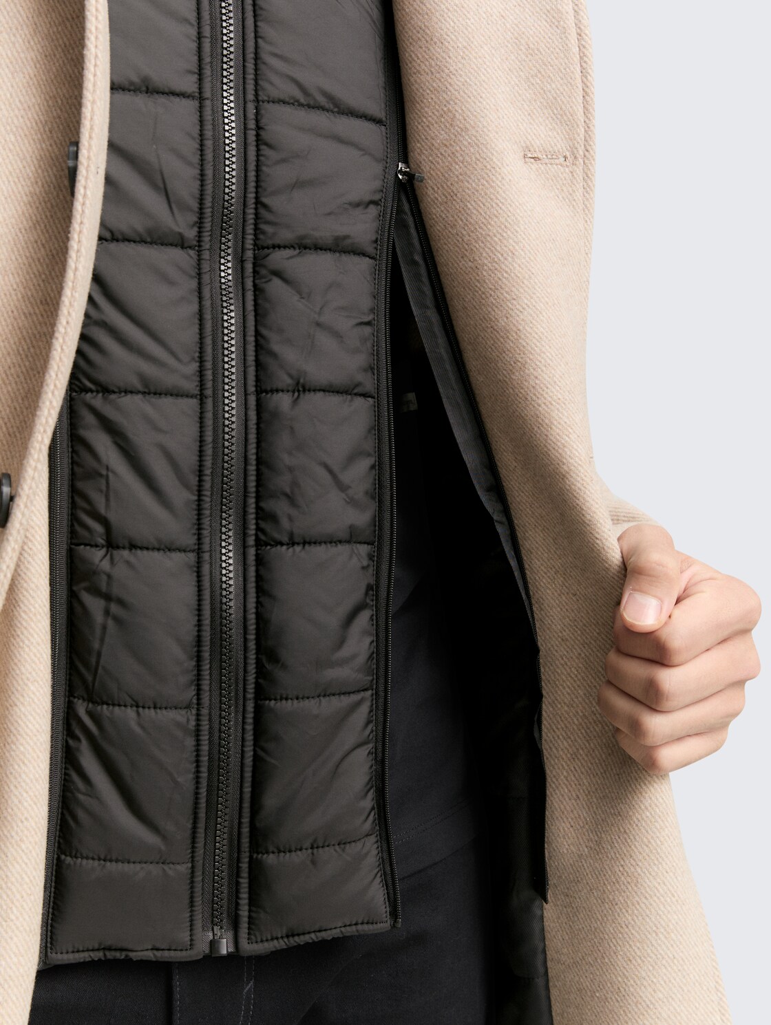 2-in-1 Wollmantel mit abnehmbarer Innenjacke - taupe wool twill - Detail-Model-Ansicht