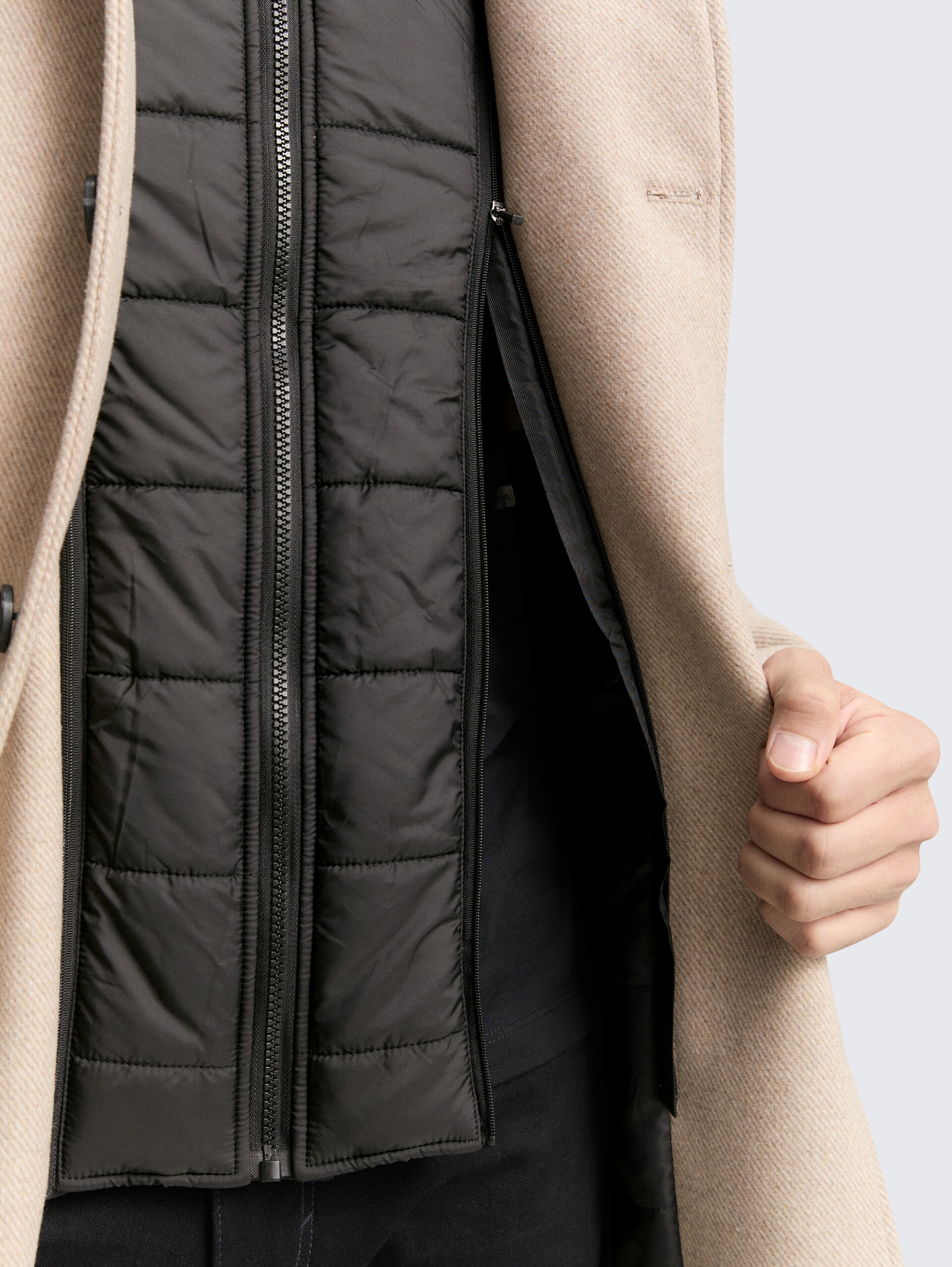 2-in-1 Wollmantel mit abnehmbarer Innenjacke - taupe wool twill - Detail-Model-Ansicht