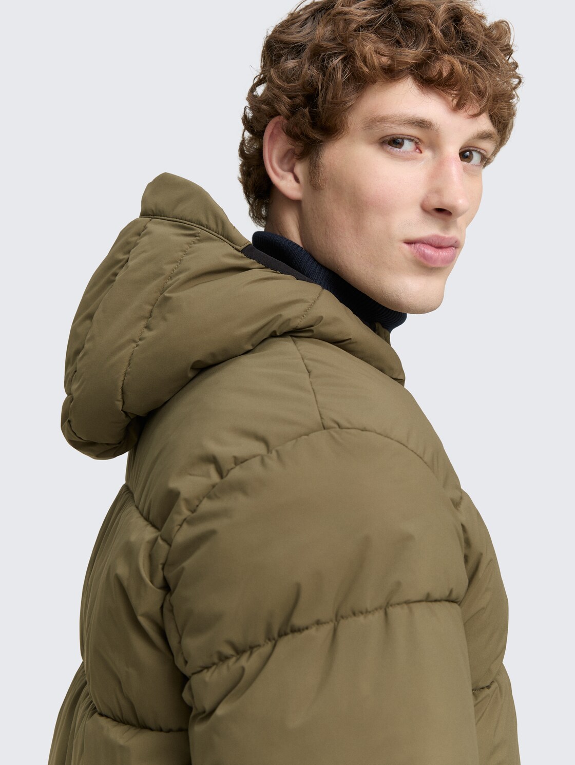 Lightweight Puffer-Jacke mit Kapuze - jungle soil green - Detail-Model-Ansicht