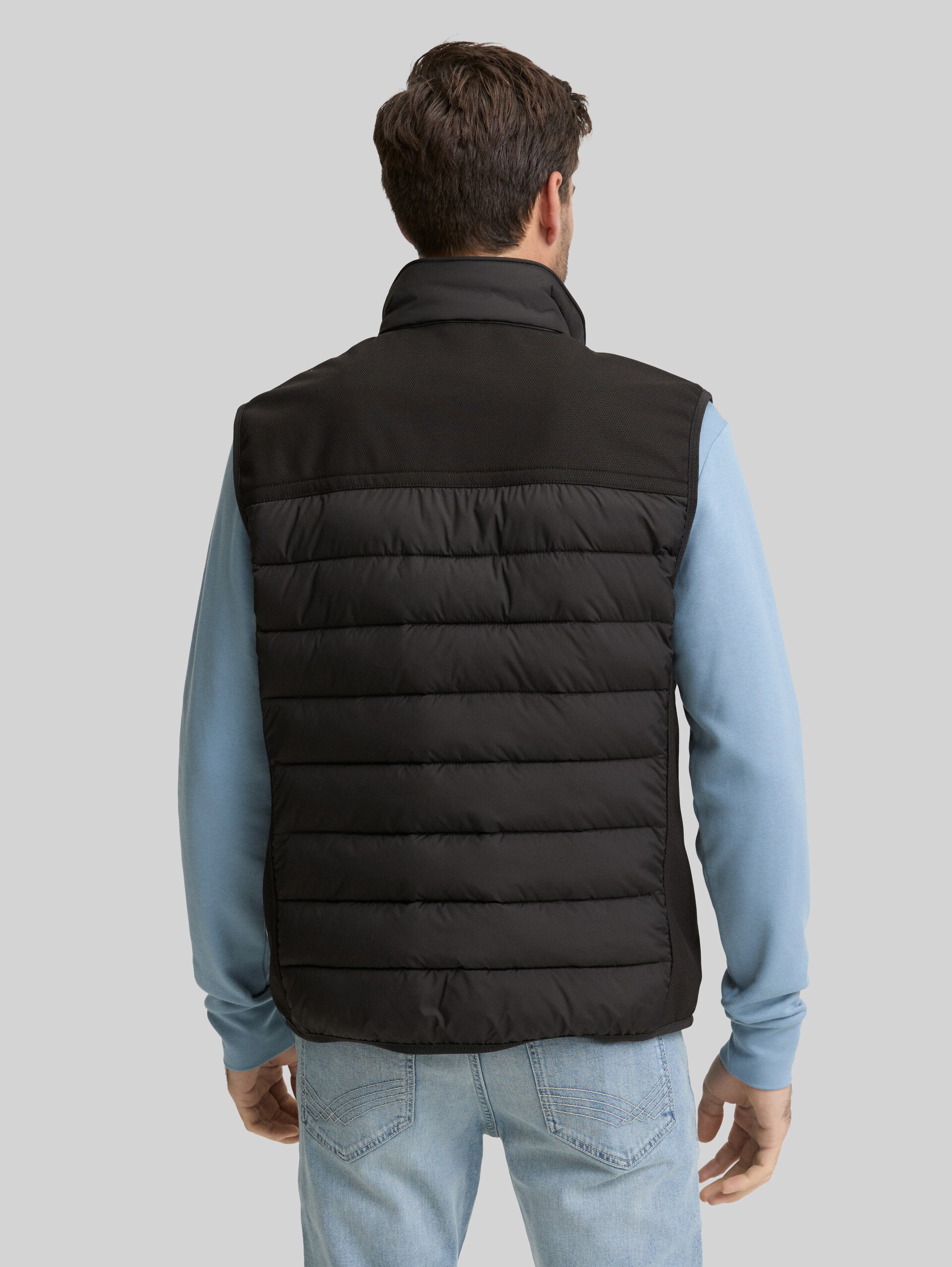 Hybrid Steppweste mit Stehkragen - Black - Model-Rückansicht