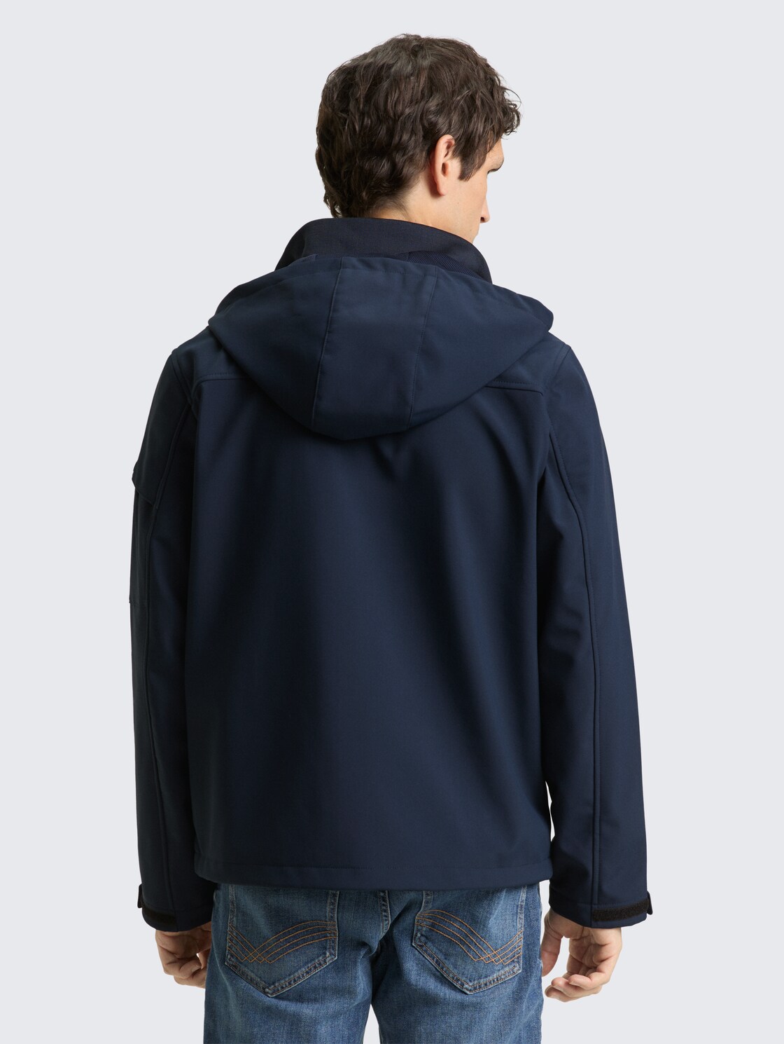 Softshell Jacke mit Kapuze - sky captain blue - Model-Rückansicht
