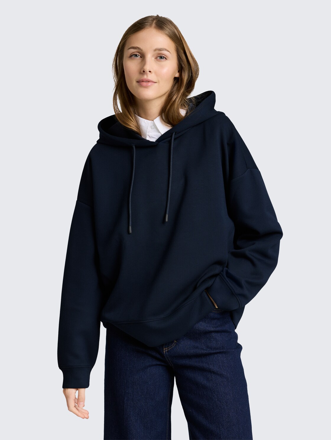 Relaxed Hoodie Sweatshirt aus Scuba - sky captain blue - Ausschnitt Model-Vorderansicht