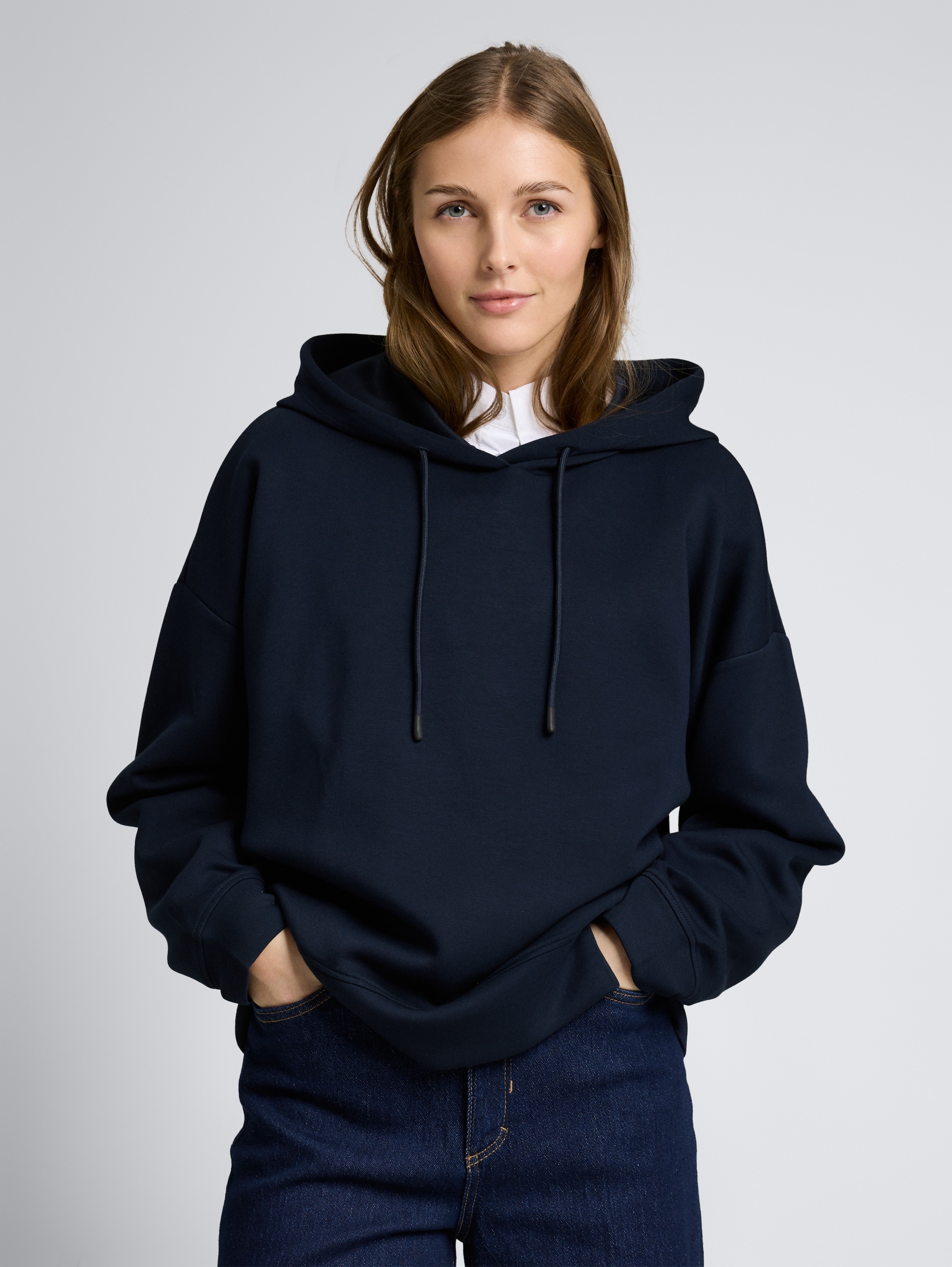 Relaxed Hoodie Sweatshirt aus Scuba - sky captain blue - Ausschnitt Model-Vorderansicht