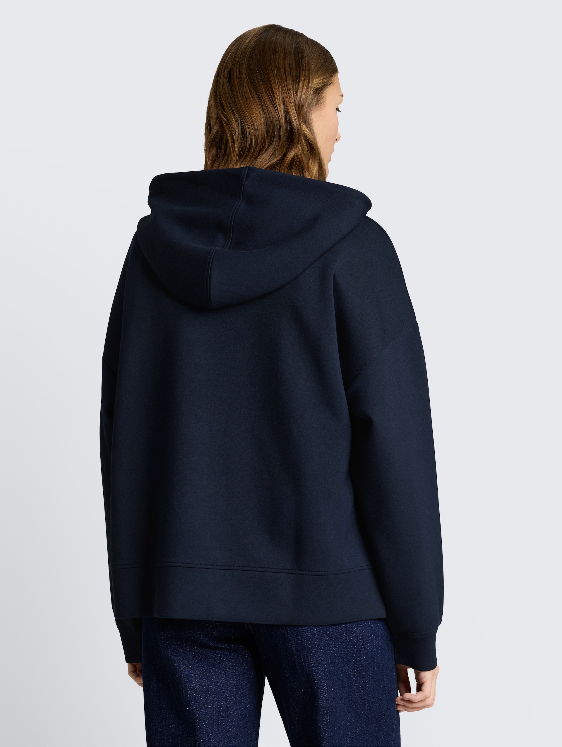 Relaxed Hoodie Sweatshirt aus Scuba - sky captain blue - Auschnitt Model-Rückansicht