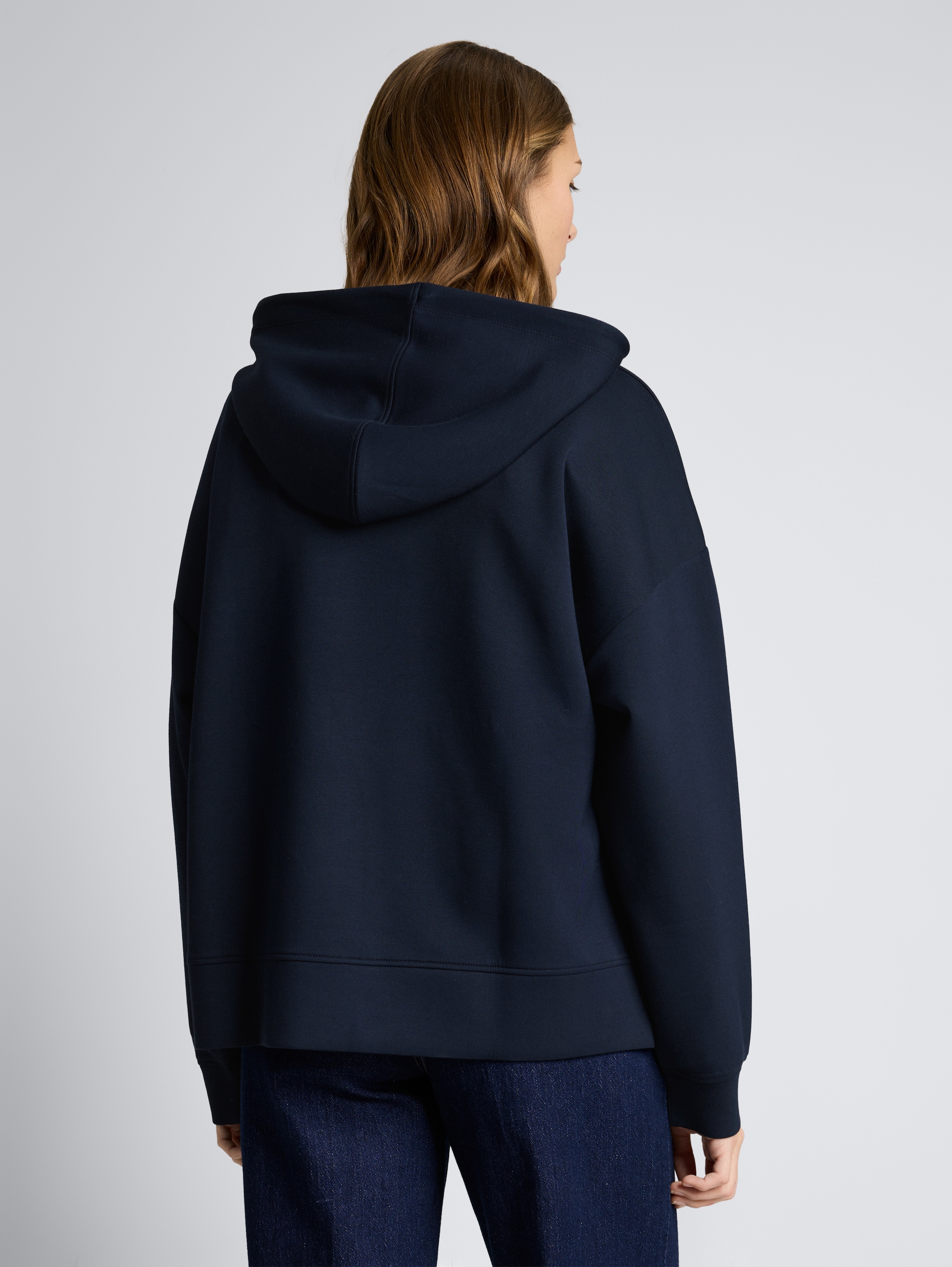 Relaxed Hoodie Sweatshirt aus Scuba - sky captain blue - Auschnitt Model-Rückansicht