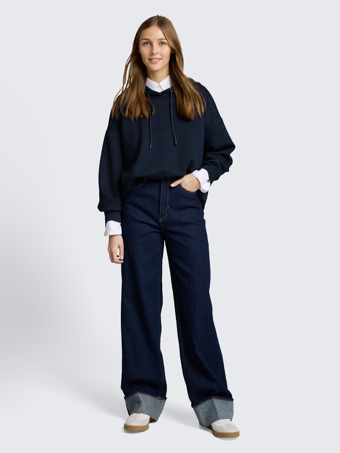 Relaxed Hoodie Sweatshirt aus Scuba - sky captain blue - Model-Vorderansicht