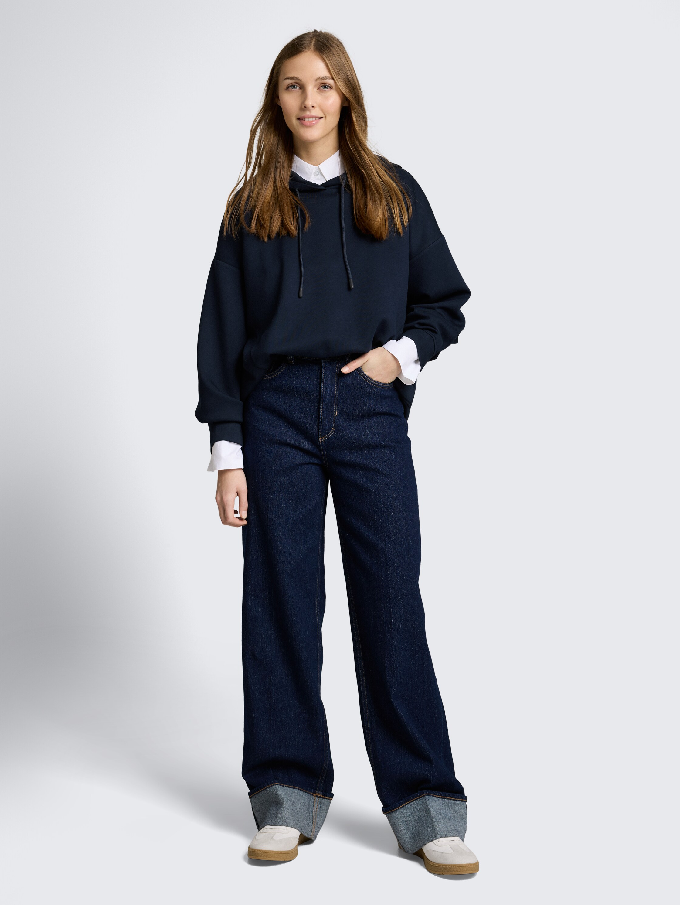 Relaxed Hoodie Sweatshirt aus Scuba - sky captain blue - Model-Vorderansicht